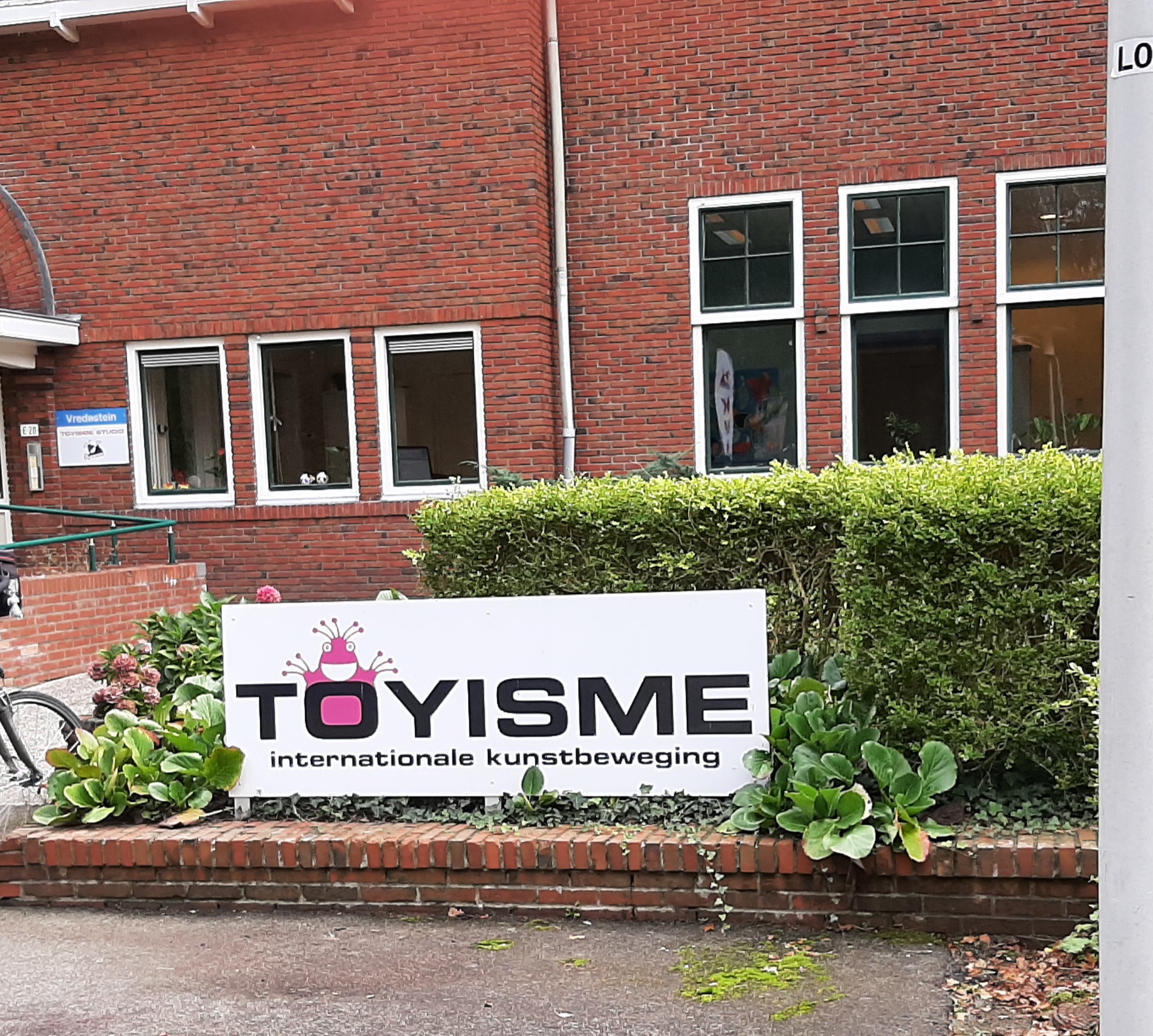 Een bezoek aan de kunstrichting Toyisme 2023 op het Lentisterrein in Zuidlaren.