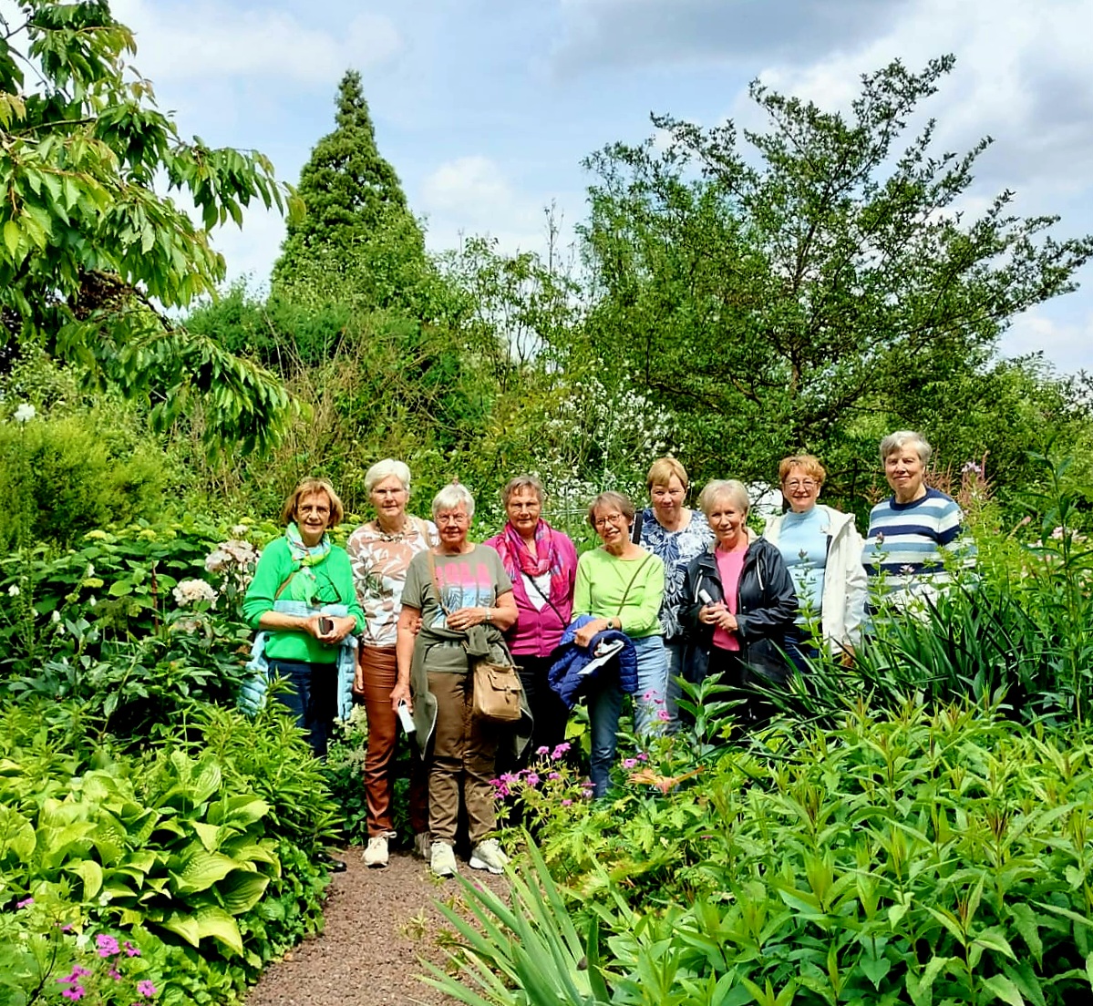Provinciale Tuinenreis Winterswijk en Bocholt. Met 9 dames van de afdeling Doetinchem gingen we naar de Berenschot in Winterswijk. Van daaruit hebben we een tuin in Winterswijk en een tuin in Bocholt bezocht. We hadden een fijne, goed verzorgde dag met gelukkig mooi weer!