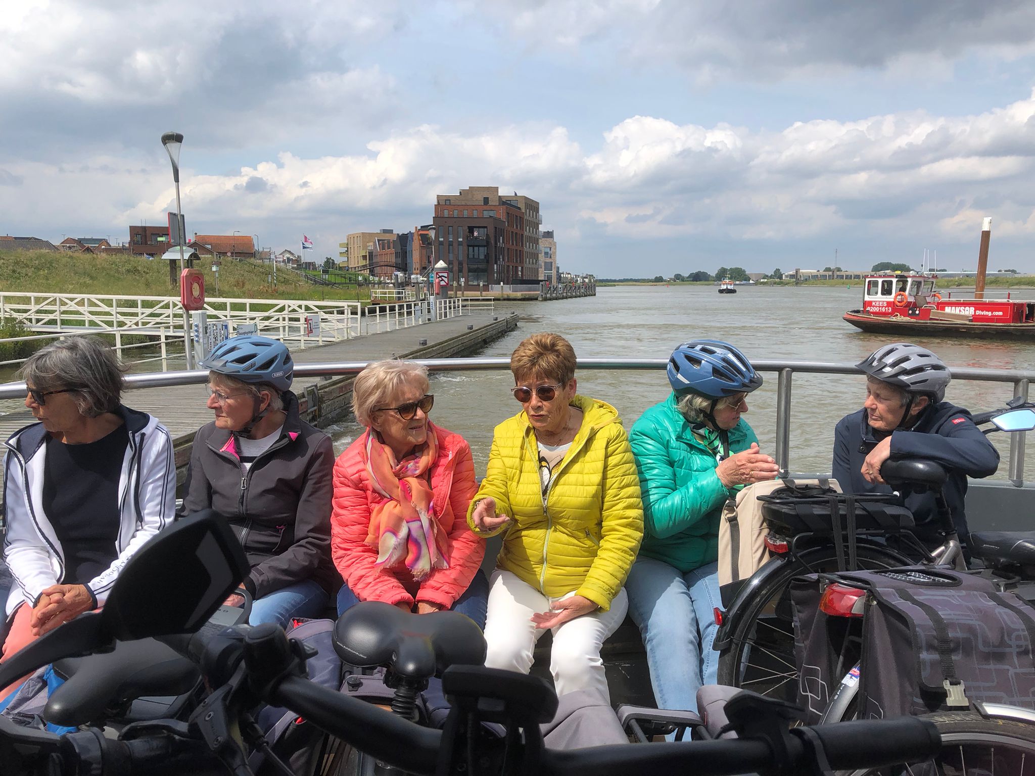 Fietstocht 14 juni 2024, met 2 ponten over de Oude Maas en heerlijke pannenkoeken.