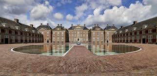 Busreis naar Paleis het Loo met 4 afdeling VvN van de Hoeksche Waard