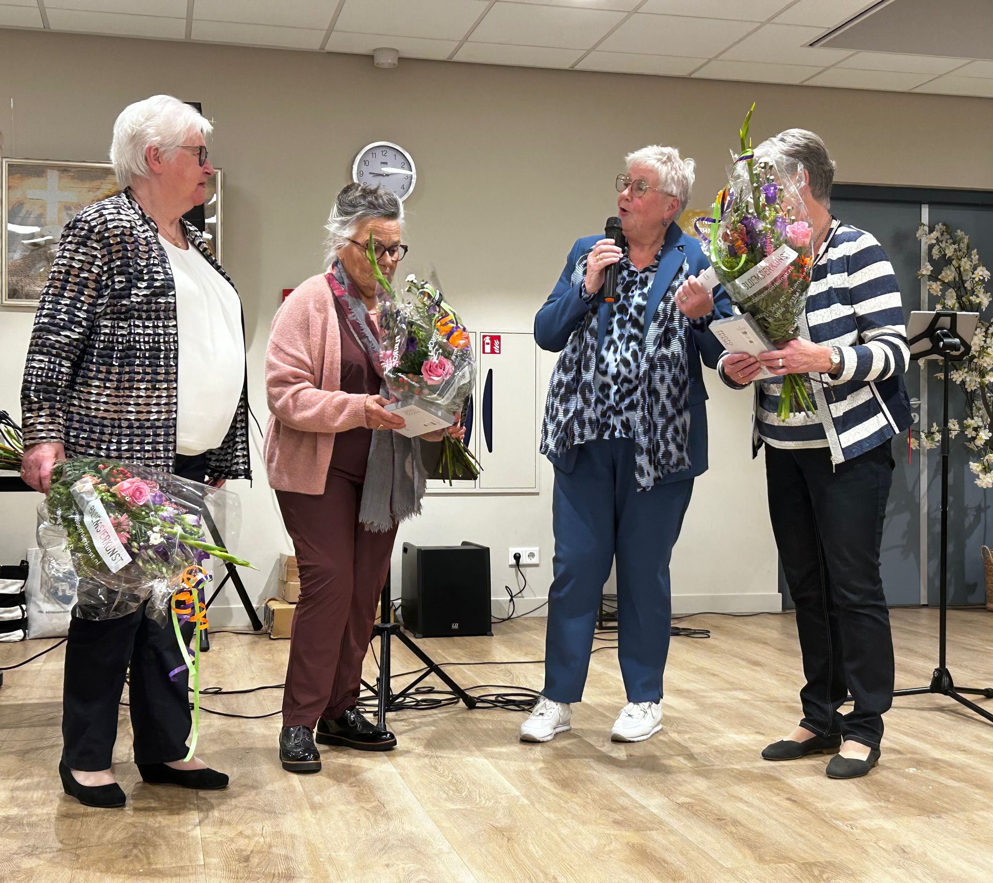 Huldiging 50 jaar lid. Map Levering, Nan Visser en Marijke Admiraal