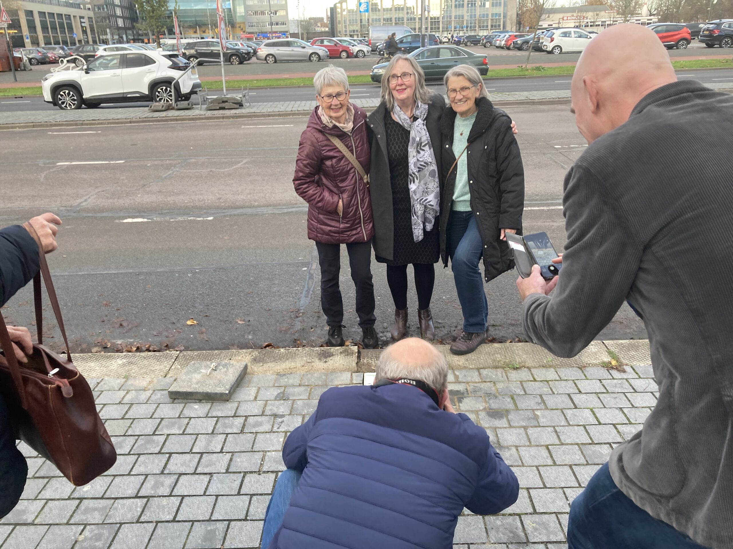 Vrouwen van Nu Bavel leggen samen met gemeente en waterschap Breda een stoeptegel “Hier begint de zee”