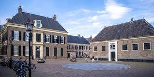 Busexcursie naar het Drents Museum in Assen en rondleiding achter de schermen bij het Shakespeare theater in Diever.