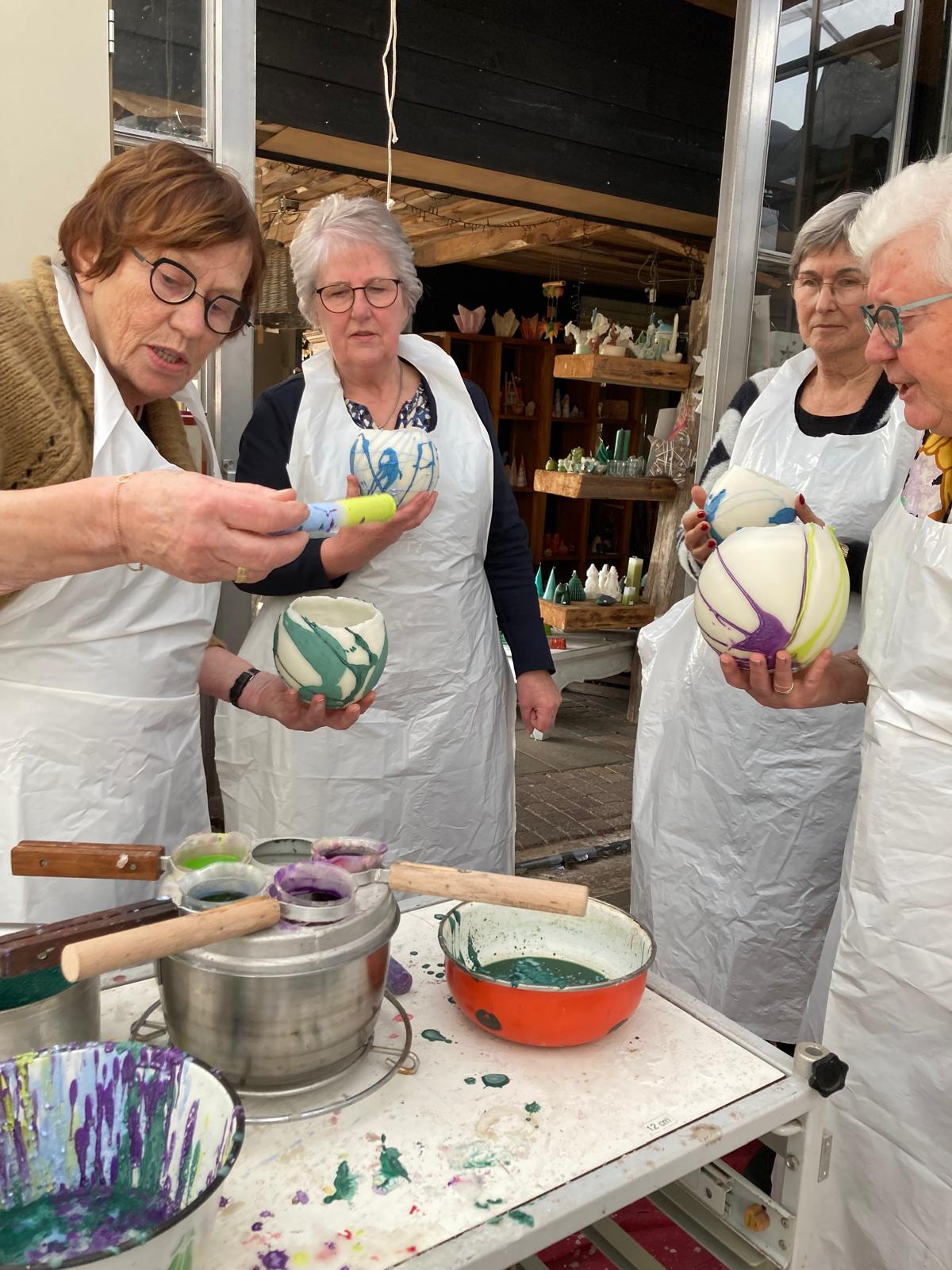 uitje van de oude en nieuwe bestuursleden naar dekaarsenmakerij in Ruinerwold,