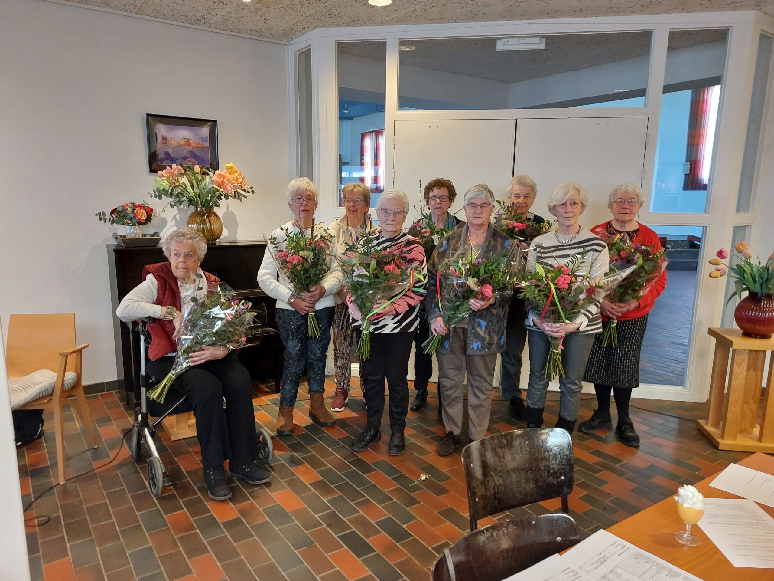 Bij de jaarvergadering werden de jubilerende leden in de bloemetjes gezet