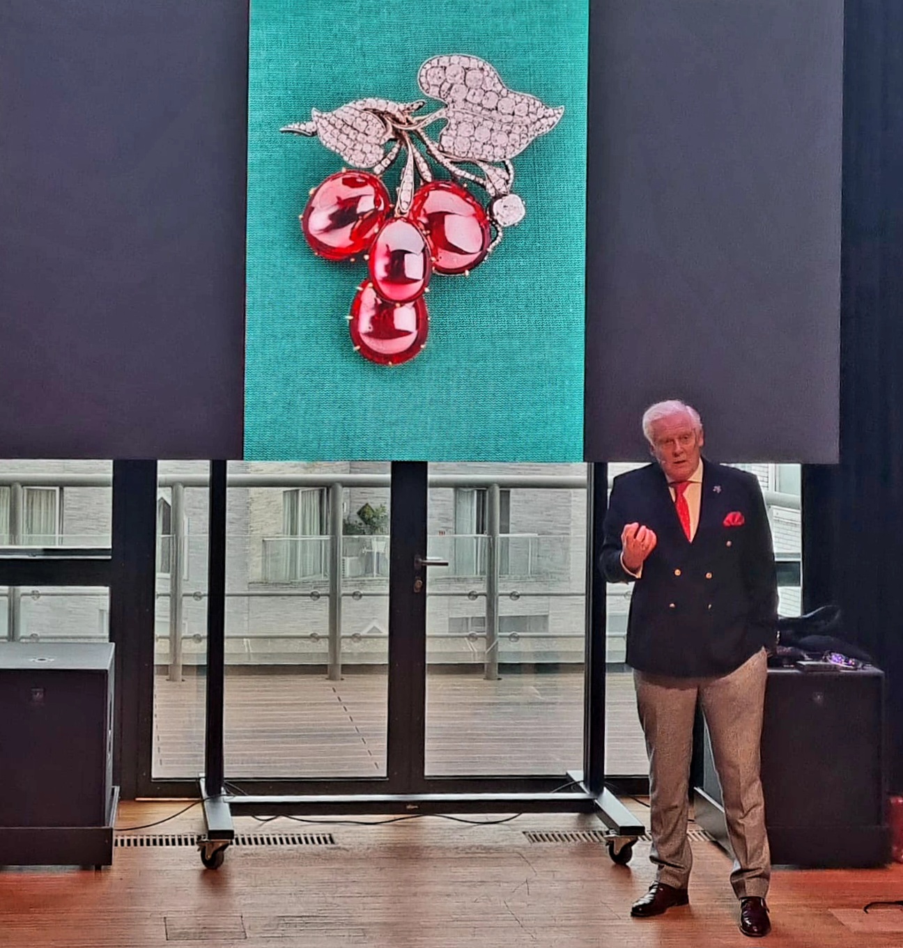 Lezing door Martijn Akkerman. De commissie cultuur organiseerde een lezing van juwelenhistoricus Martijn Akkerman in Rozet in Arnhem. Een zeer interessante middag.