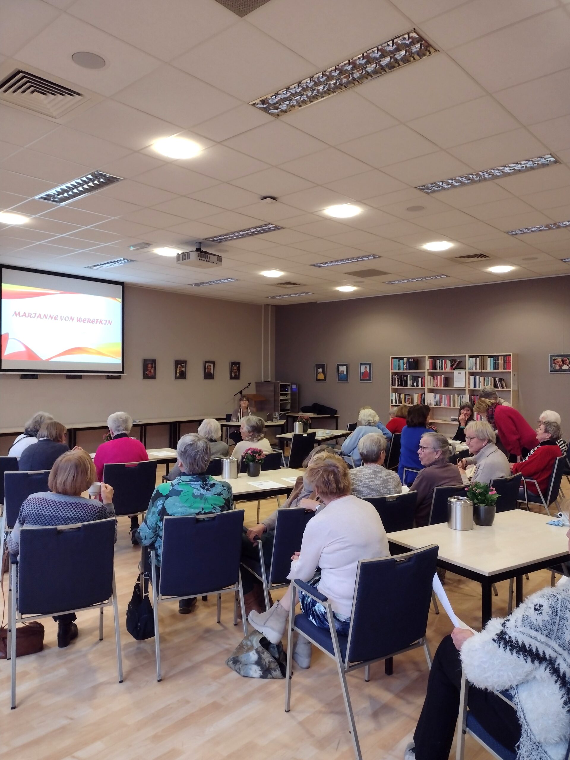 2025 februari – Culturele commissie: De eerste les Kunst bij de Koffie