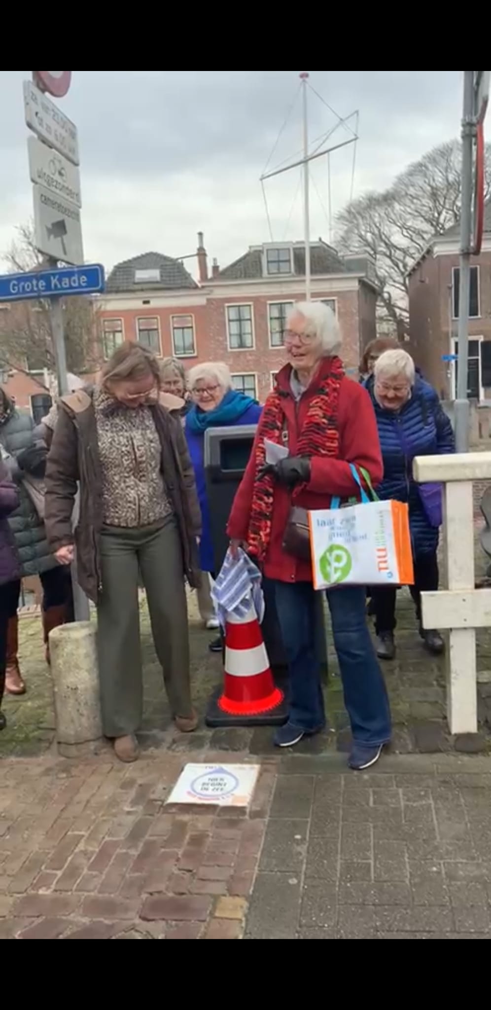 Nyenke Groen en de Wethouder van Goes Joan Veldhuizen hebben samen de tegel “hier begint de zee- niets ingooien aub” onthuld bij de haven van Goes