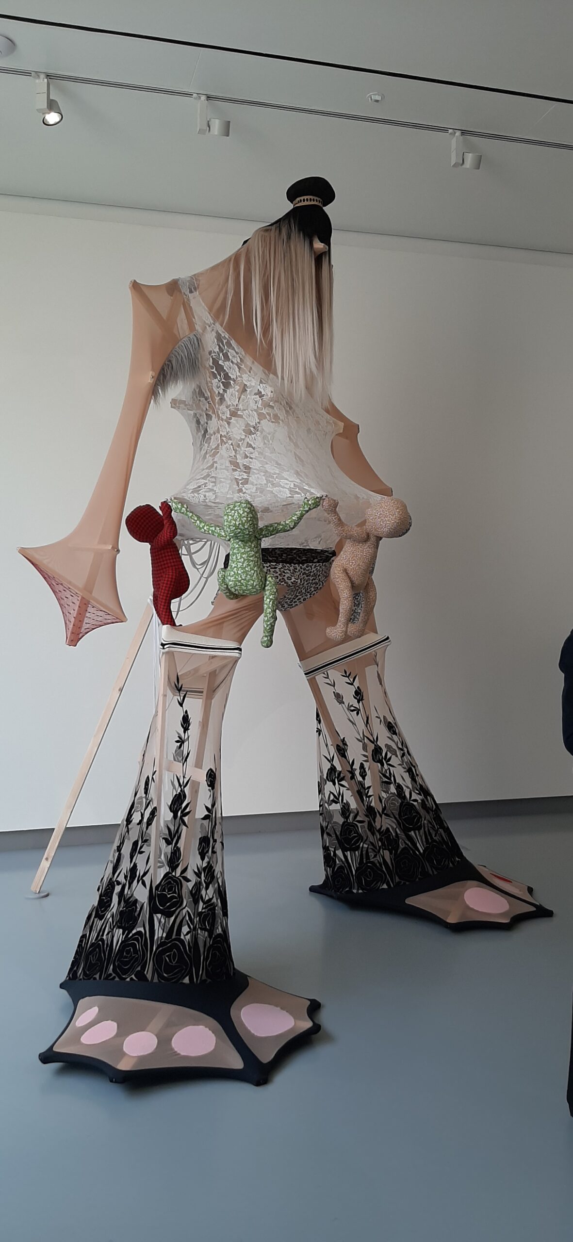 Museumgroep bezoek aan Kranenburgh, Bergen. 5 maart 2025. Tentoonstelling: Stitch Witch van Lara Schnitger