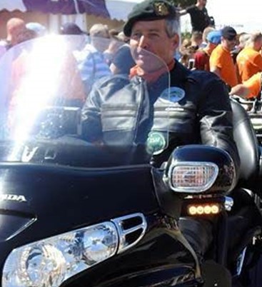 Verslag van Marc Daelen afdelingsavond woensdag 16 oktober 2024. Marc van Daelen Officier bij de genie  Afdelingsavond woensdag 16 oktober 2024  Een blik in een onbekende wereld!  Marc Van Daelen (65 jaar) heeft 36 jaar dienst gedaan als Officier bij de Genie.  Hij heeft uitzendingen gedraaid in Bosnië (1996) en Afghanistan (2009).  Tijdens zijn tijd in Bosnië was hij betrokken bij projecten in Sarajevo om de stad weer leefbaar te maken voor de bewoners.  In Afghanistan was hij verantwoordelijk voor de infrastructurele belegging van kamp Holland.  Hij heeft een indrukwekkende carrière in het leger achter de rug.  In zijn presentatie is hij dieper ingegaan op zijn ervaringen, en wat die met hem en zijn gezin gedaan hebben.  Met jarenlange ervaring in het leger, deelde hij verhalen uit de praktijk Voor velen bood de avond een inkijkje in een wereld die onbekend was: die van militairen op vredesmissies militairen onder extreme omstandigheden    Keuzes moeten maken die levens kunnen beïnvloeden, of het nu gaat om een beslissing die de veiligheid van burgers betreft, of het omgaan met onverwachte situaties waarin directe actie vereist is.  Zijn ervaringen variëren van operationele inzet tot strategische planning.  Na vele jaren dienst in binnen- en buitenland, met militaire vredesmissies naar Bosnië en Afghanistan, richt hij zich nu via het Veteraneninstituut op het delen van kennis en ervaringen van militairen.  Het Veteraneninstituut ondersteunt (oud-)militairen en hun families.    Ze spelen een belangrijke rol in het vergroten van begrip en bewustzijn bij het publiek over de inzet van militairen, zowel in oorlog als in vredestijd.  Het was een leerzame avond!