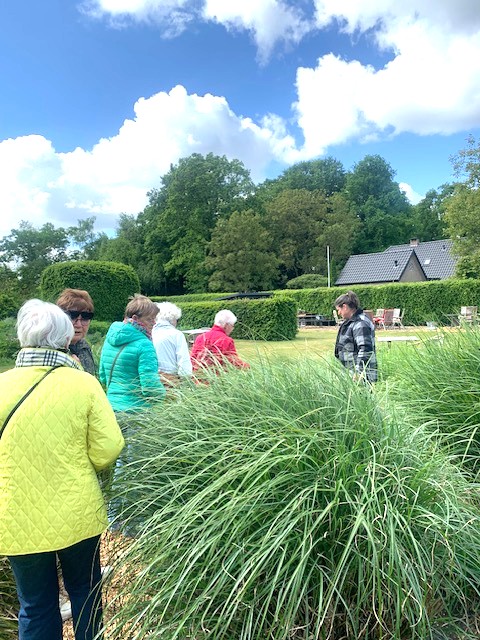 Tuinclub DE ROZENBOTTELS bezoekt de Buitenhof (ook wel Worteltuin genoemd) in Epe. Een prachtige tuin met veel grassen in de stijl van Piet Oudolf.