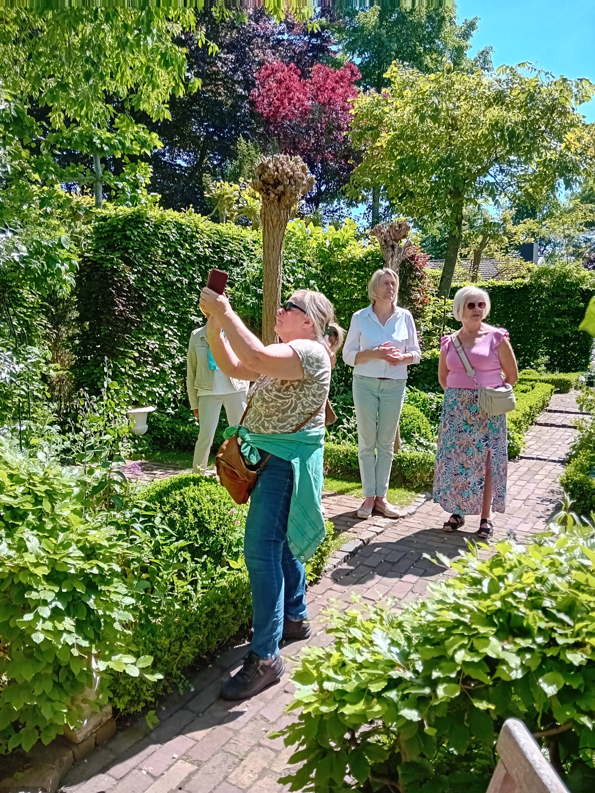 2025 mei – Tuinclub Bloesem brengt een bezoek aan Huijs Beukenroode in Raalte