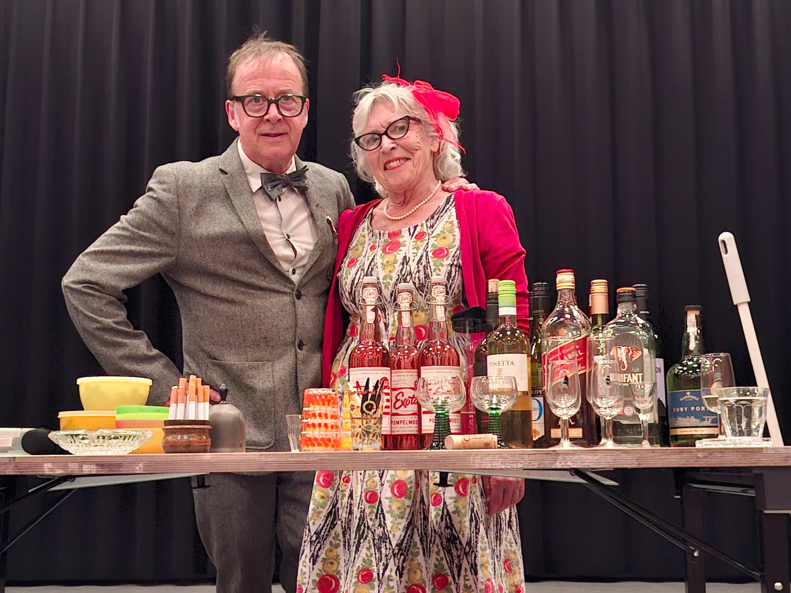 Bob en Trudy te Vree van Grapjurk Entertainment 14-05-2025.  Dit onderwijzersechtpaar nam ons mee in een nostalgische reis in de jaren 50. Zij haalden heerlijke herinneringen op met liedjes en items. Het was een vrolijke avond, samen met de afd. Winssen, Puiflijk/Druten, Beneden-Leeuwen en Dreumel/Alphen.
