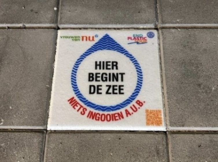 Tegellegging “Hier begint de Zee”!