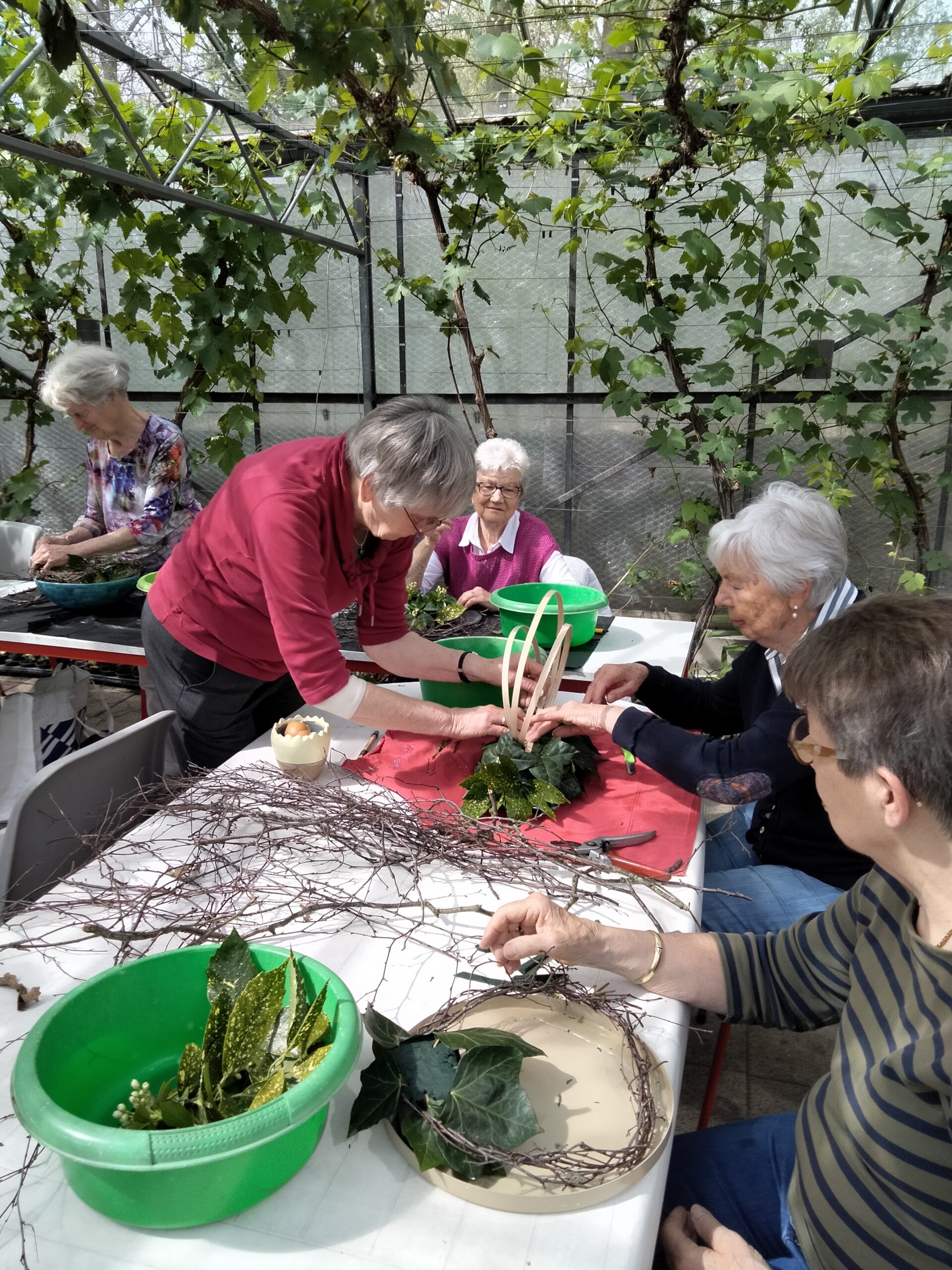 Op 11 april 2025 werden er mooie Paas bloemstukken gemaakt in de kas bij Ans Vijverberg.