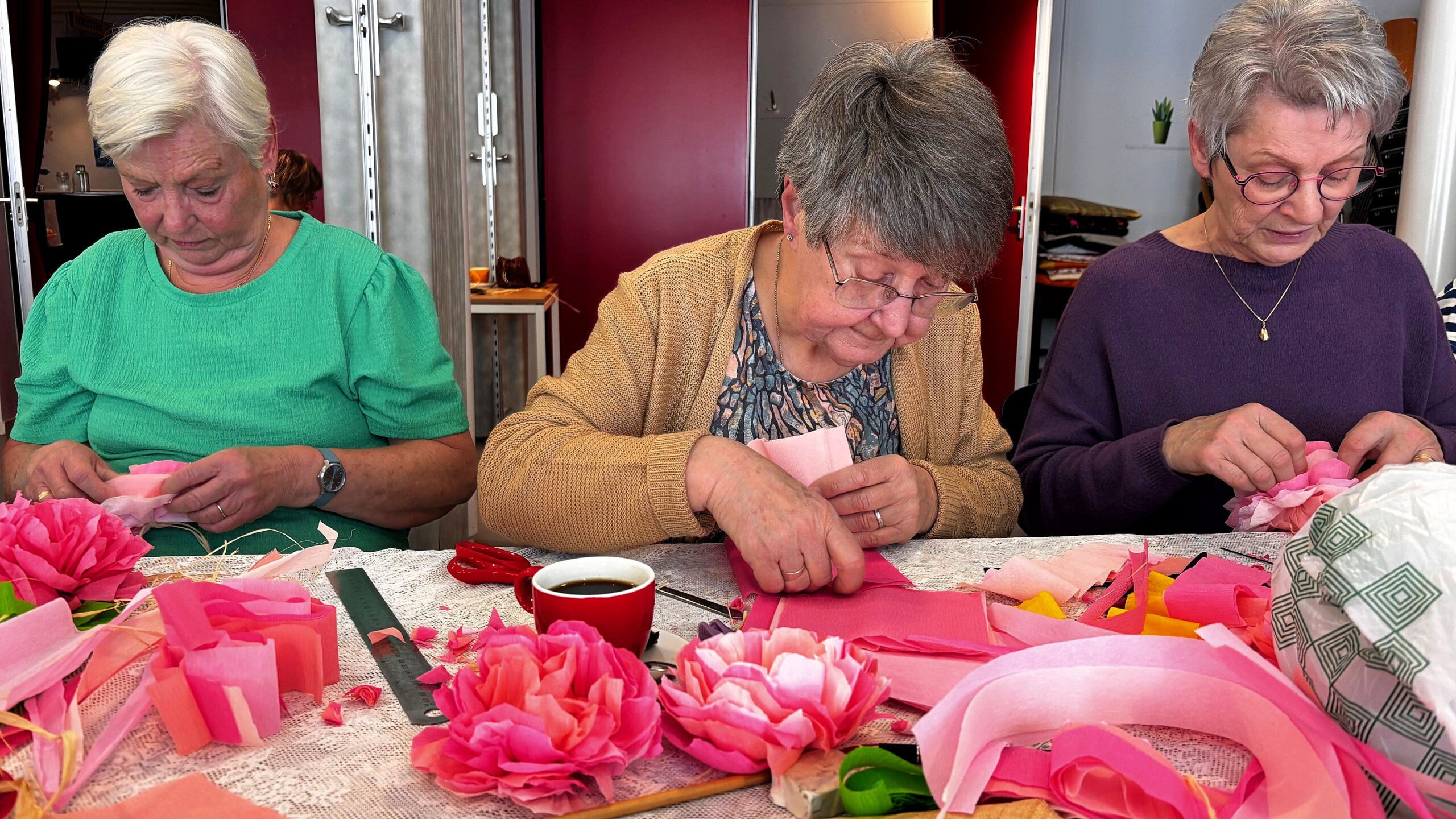 Creatief Café, pioenrozen van papier