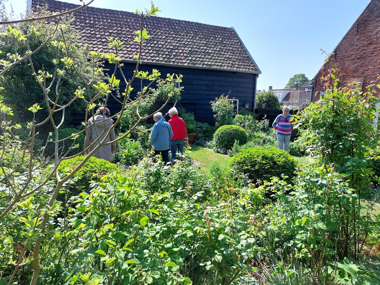 2025-05-08 Tuinbezoek Romantische tuin te Oostkapelle