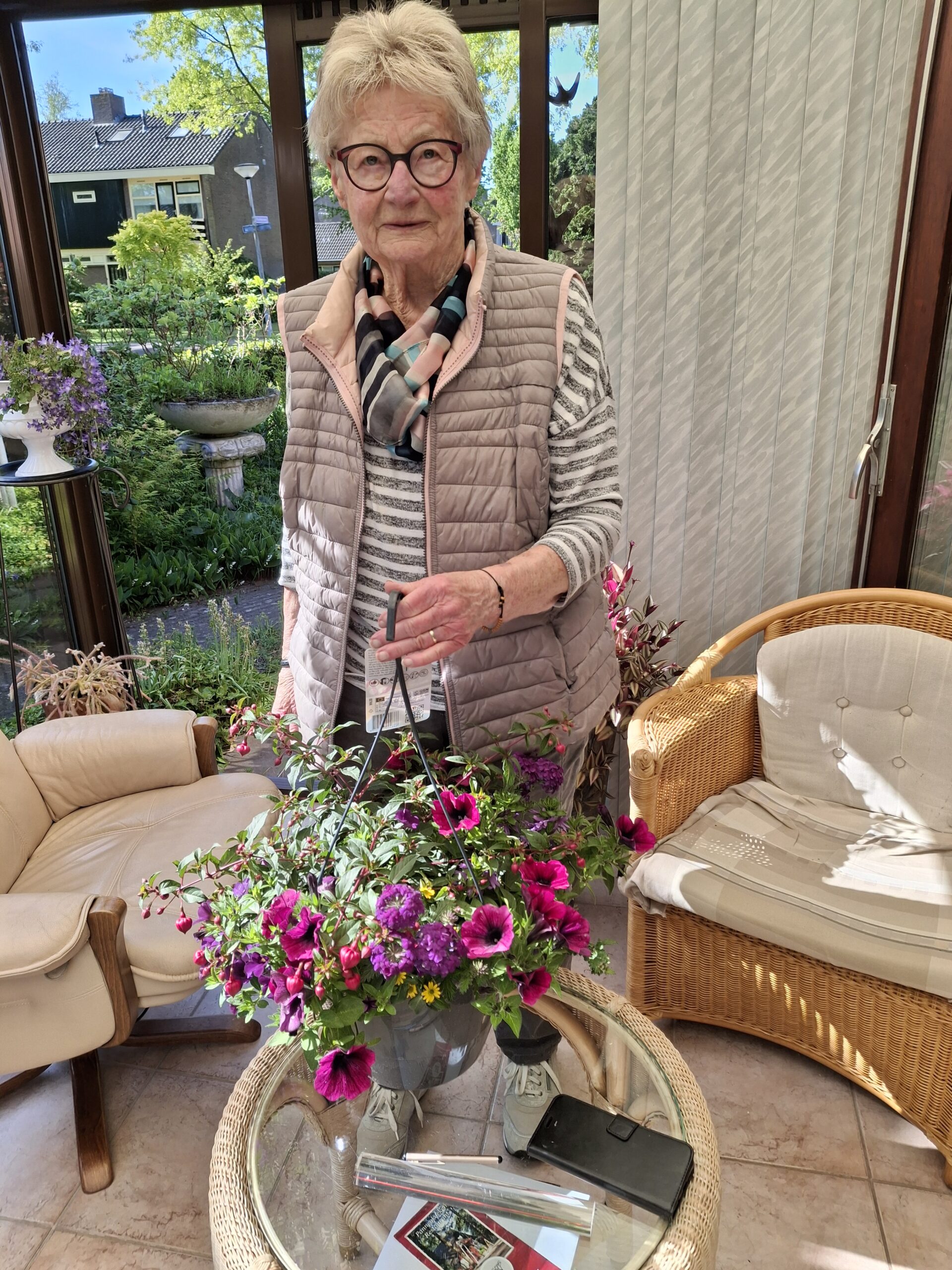 Hiep Hiep Hoera Jentina Koning is 90 jaar.  9 mei hebben we haar verrast met een bloemetje