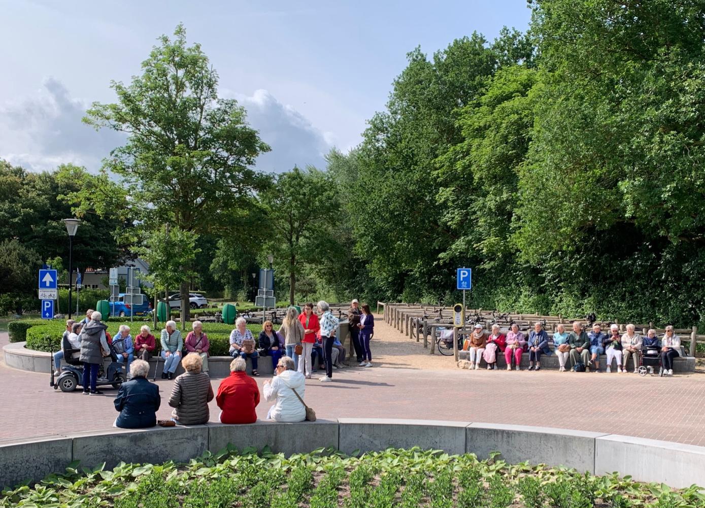 5 juni We zijn op het mooie Dishoekplein in Koudekerke waar Vrouwen van NU een cadeau gaan aanbieden aan de Gemeente Veere. Om de strandgangers en bezoekers van het gezellige plein bewust te maken voor aandacht voor het milieu De weergoden waren ons goed gezind er was een zonnetje en veel vrolijke dames aanwezig