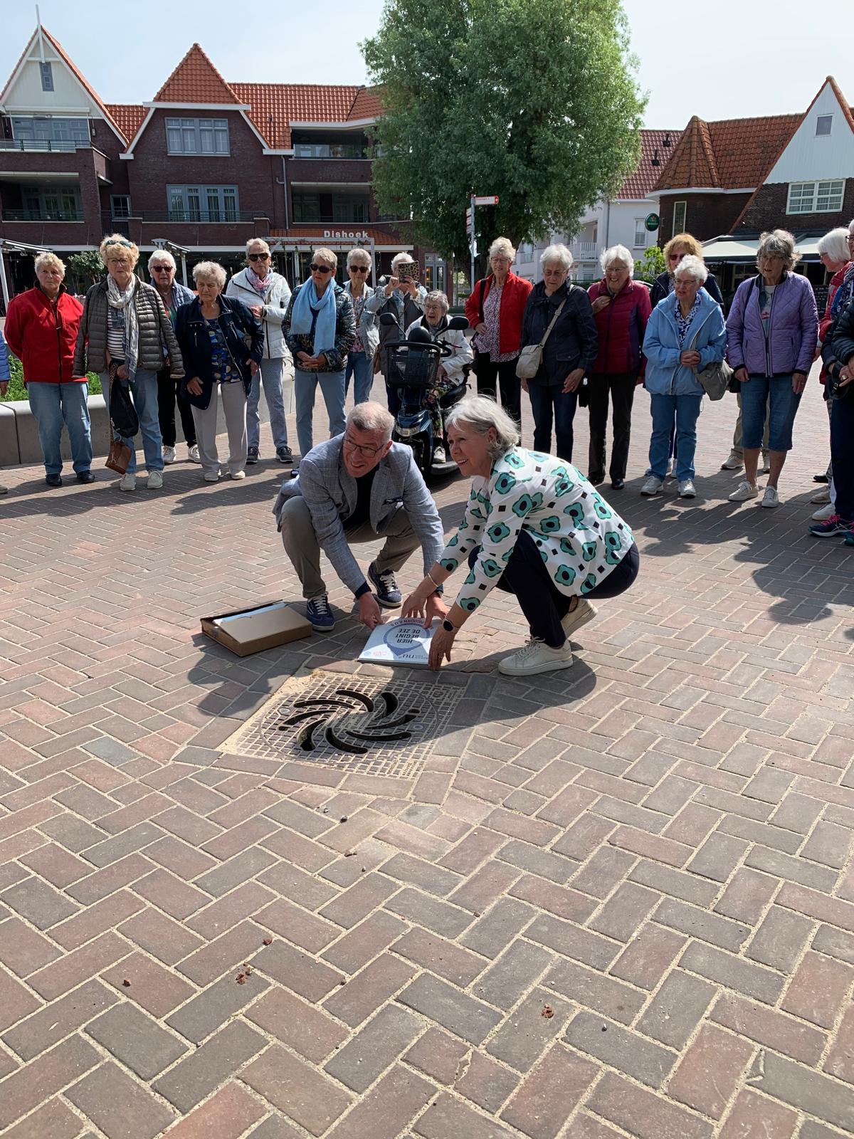 HIER BEGINT DE ZEE NIETS INGOOIEN  A.U.B. onder toeziend oog van de dames word de bewustwording tegel gelegd door  A’net Glas van Zeeland  voorzitter van VvN Koudekerke. En Dhr John de Jonge  wethouder van de Gemeente Veere Zie bijlage voor het gedicht van Jannie