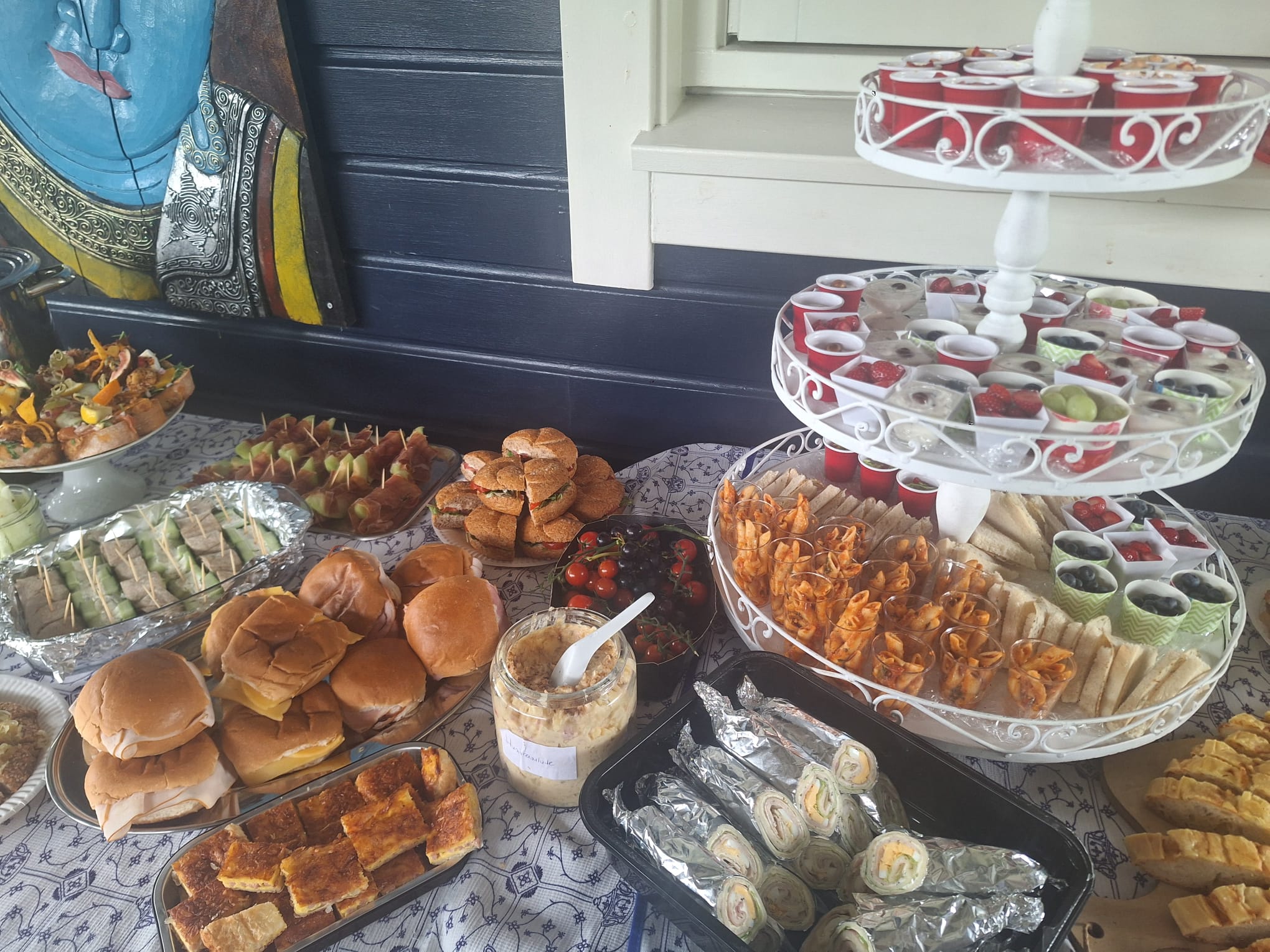 Picknick in de tuin van Elly.