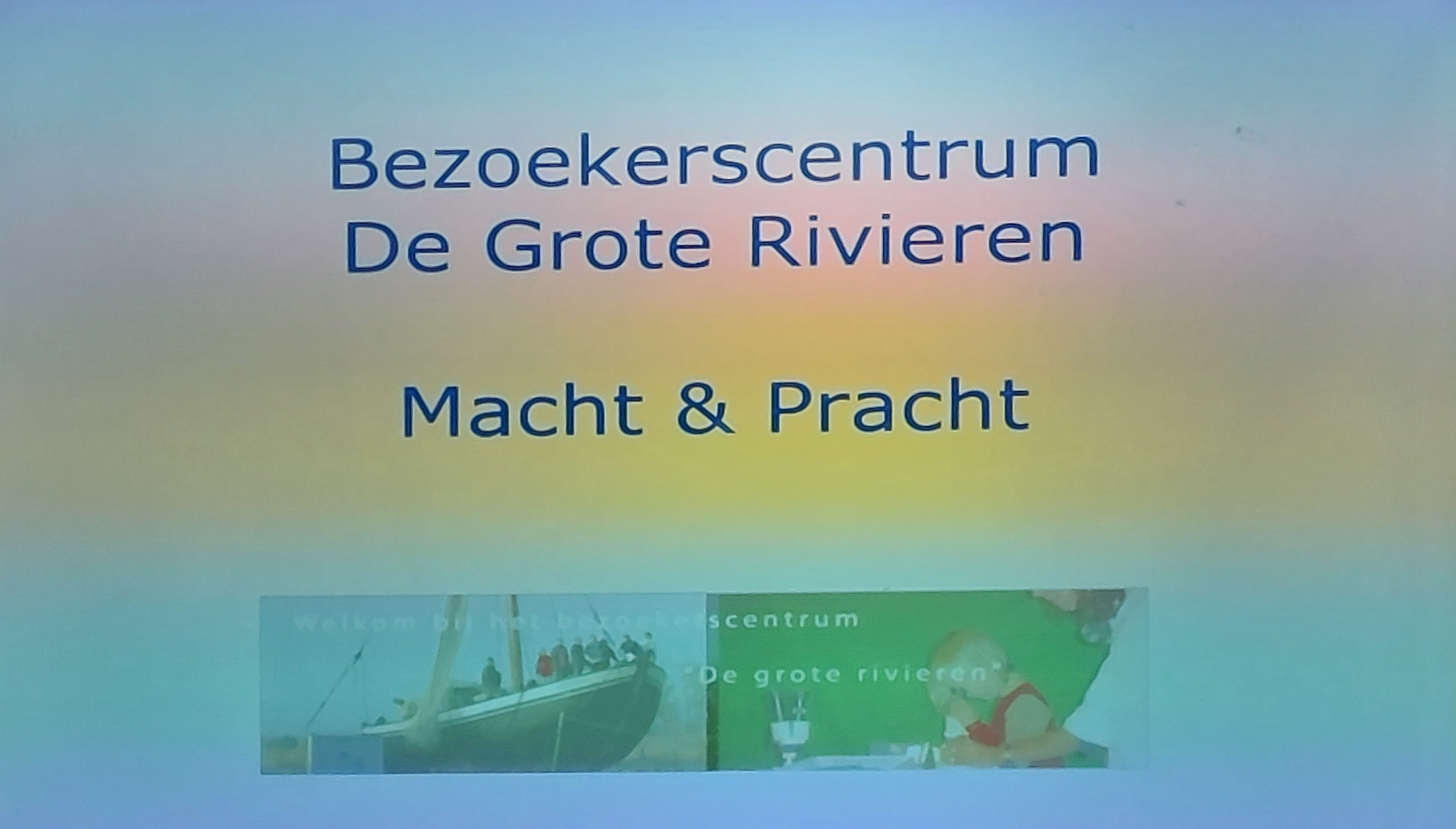 Wandeling door Heerewaarden langs prachtige huizen, o.l.v. Louis Kuus en gids Hans van de Velden. Daarna een presentatie waar het interieur en de bouwstijl te zien zijn van de huizen. 15-10-2025