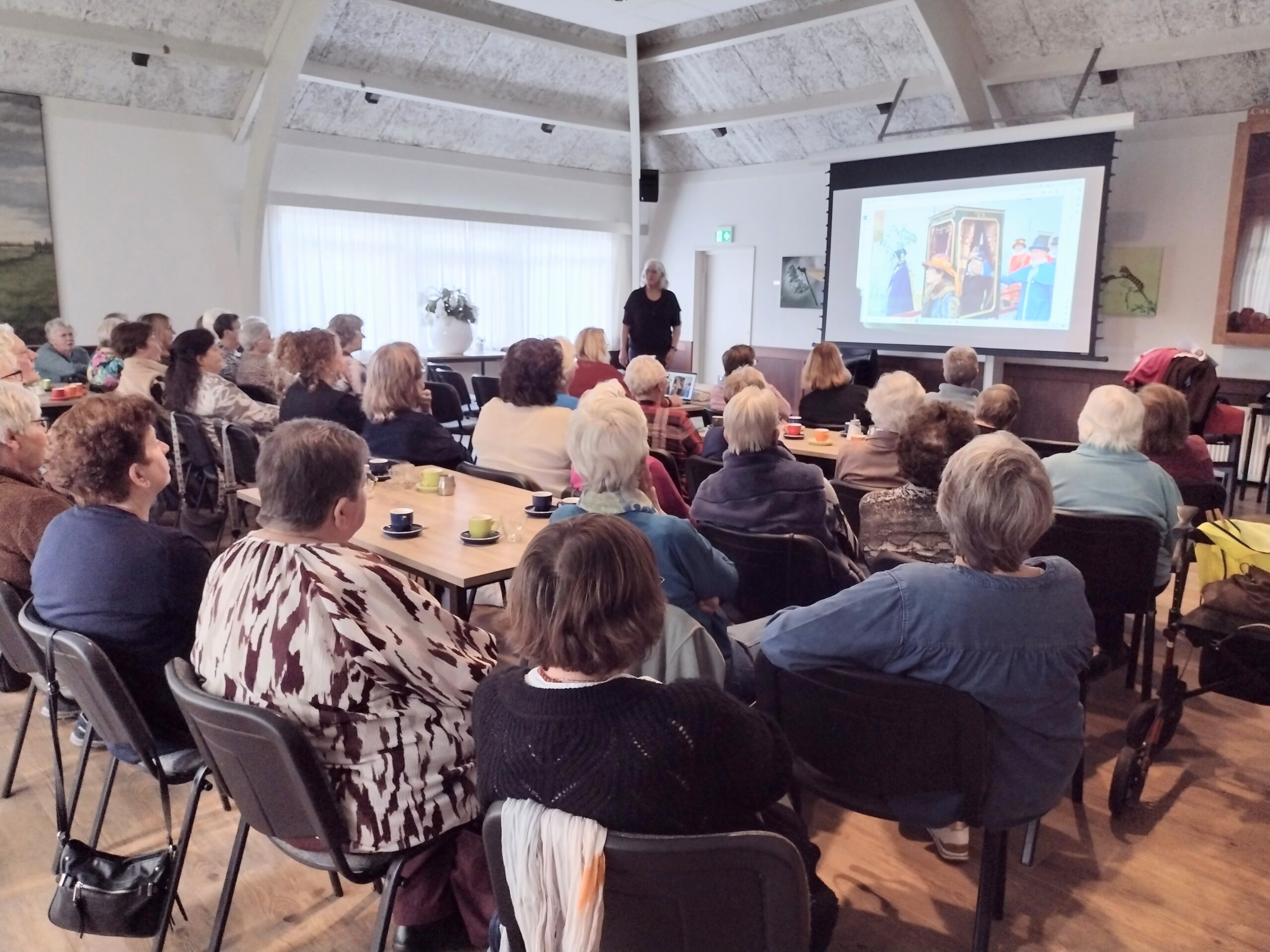 2025 oktober – Bijeenkomst Ring 5 in Wilp: Liesbeth Strik vertelt met veel enthousiasme over het ontstaan en  de organisatie van het jaarlijkse  Dickens Festijn