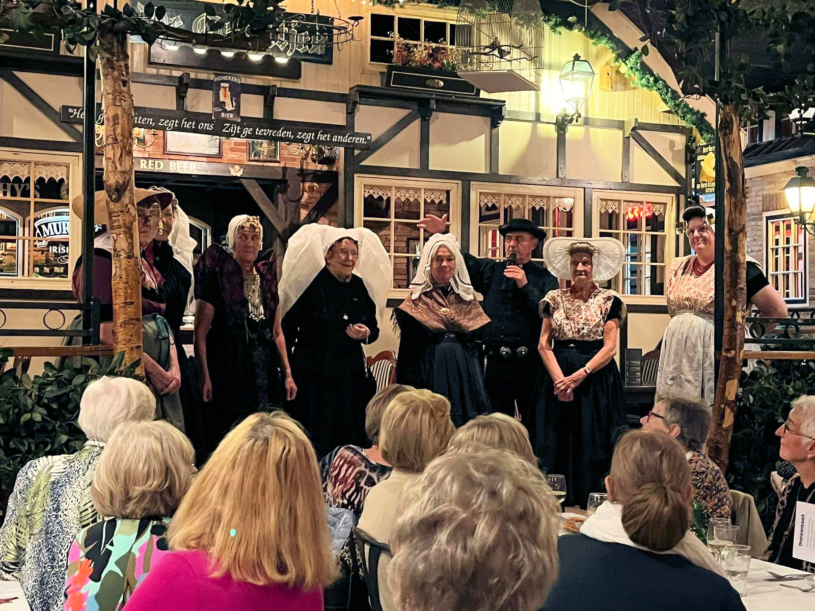 Bezoek aan een geitenboerderij in Ouddorp en een leuke klederdracht presentatie in ‘s-Heerenhoek op 10-10-2025.