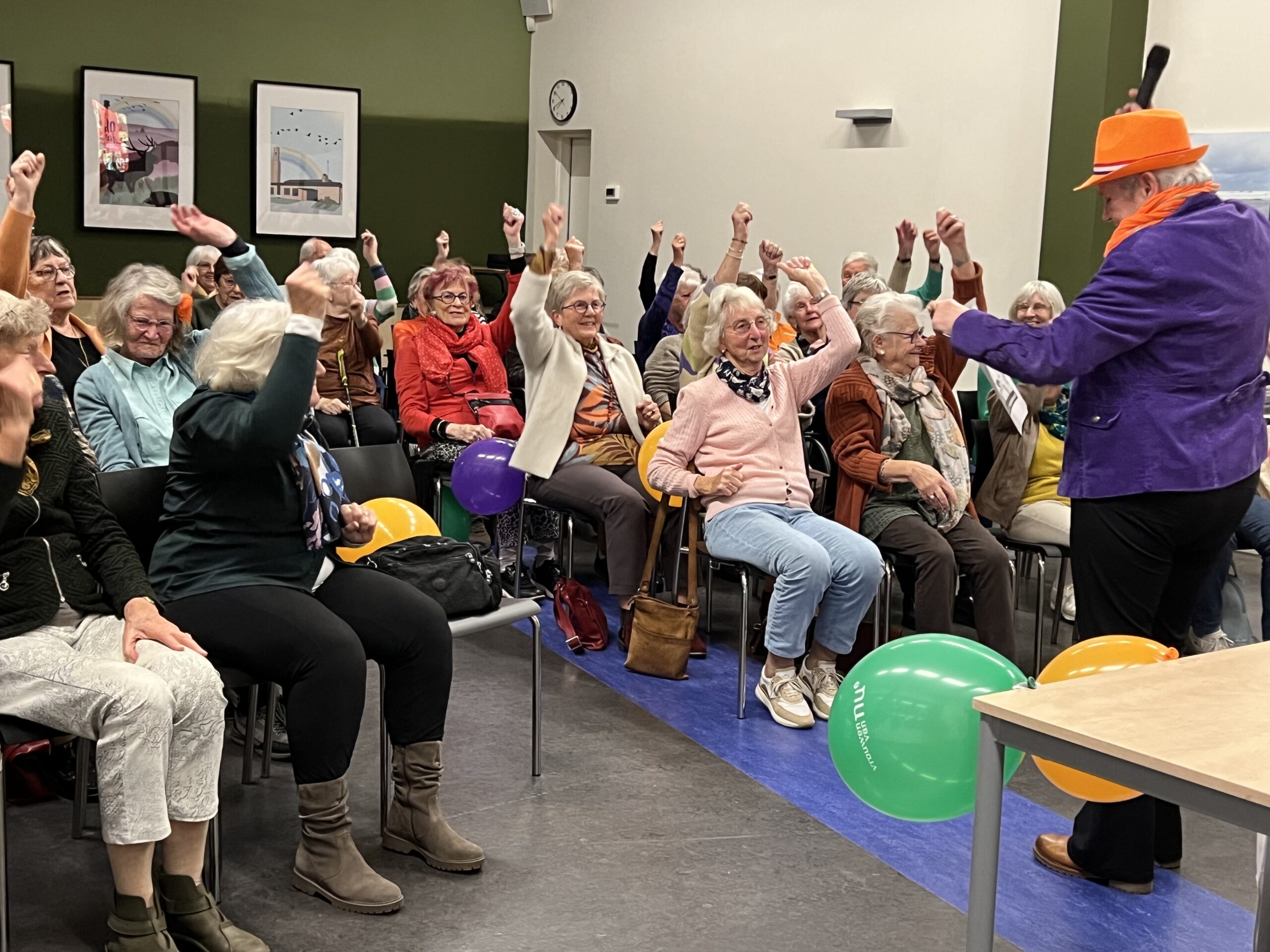 2025.11.05. In het kader van het 95 jaar bestaan van de Vrouwen van Nu met als motto: “Vandaag in beweging voor een betere morgen” een landelijke beweeg actie voor alle afdelingen Ook bij de Vrouwen van Nu in Dieren was het j.l. woensdag 5 november 2025 een feest. Zo werd hier samen onder leiding van de voorzitter bewogen en iedereen deed actief mee. Het programma van de avond was ook interessant met veel herinneringen uit de jaren 1950 en 1960 en werd goed ontvangen met veel uitleg en anekdotes bij foto’s  en films./JK