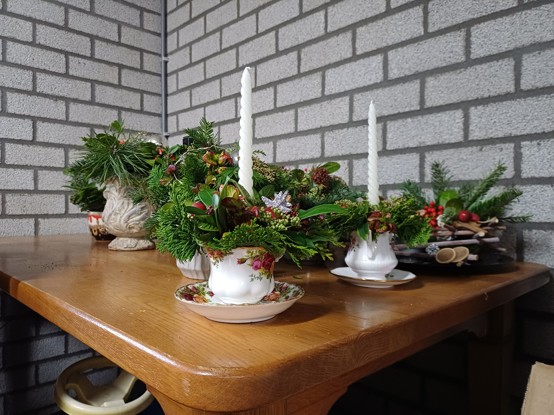 2025-12-16 kerststukjes maken voor de kerstviering