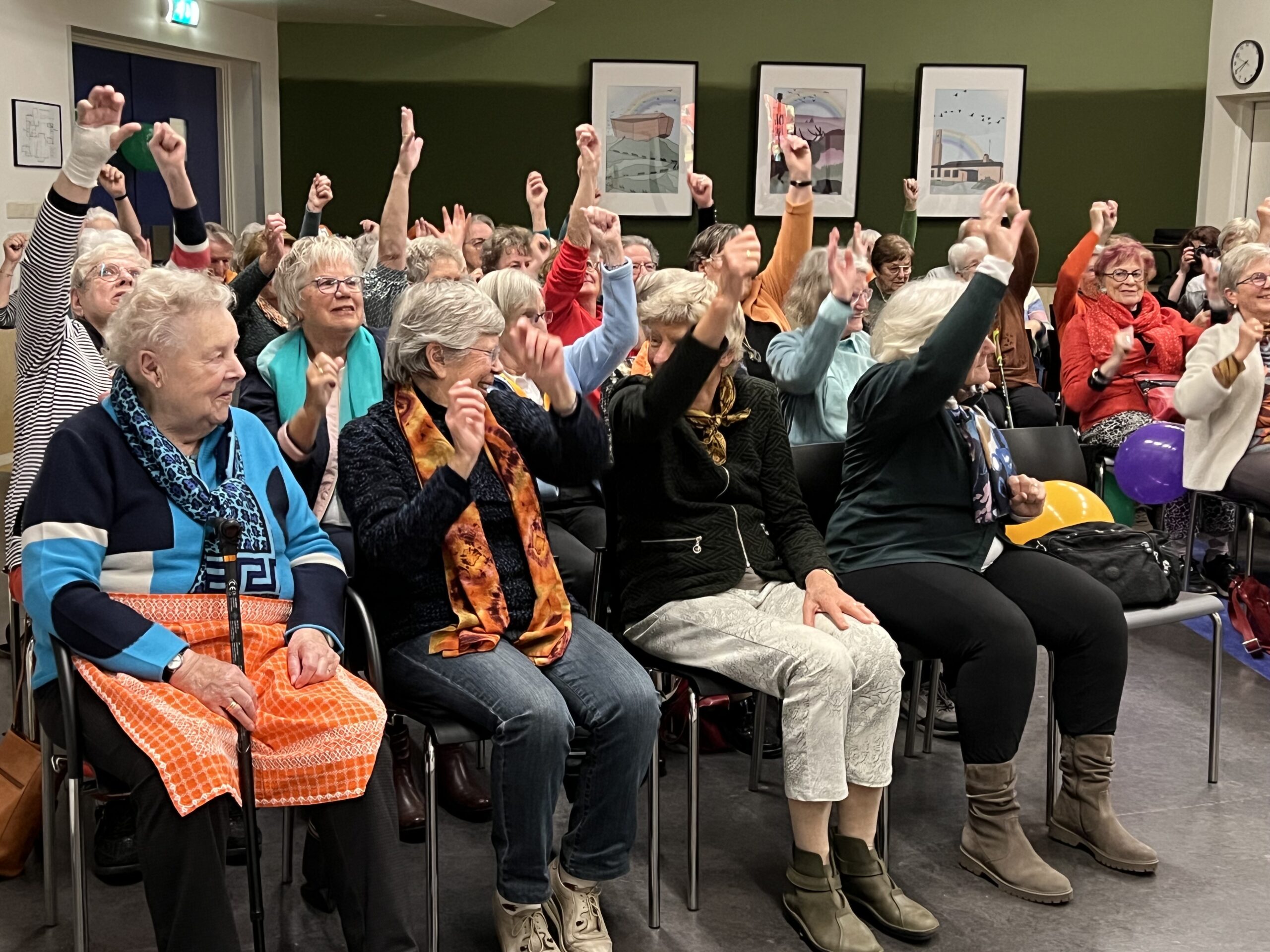 In het kader van het 95 jaar bestaan van de VvNu met als motto: “Vandaag in beweging voor een betere morgen” Ook bij de VvNu in Dieren was het j.l. woensdag 5 oktober 2025 een feest. Zo werd hier samen onder leiding van de voorzitter bewogen en iedereen deed actief mee. Het programma van de avond was ook interessant met veel herinneringen uit de jaren 1950 en 1960 en werd goed ontvangen met veel uitleg en anekdotes bij de foto’s en films/jk.