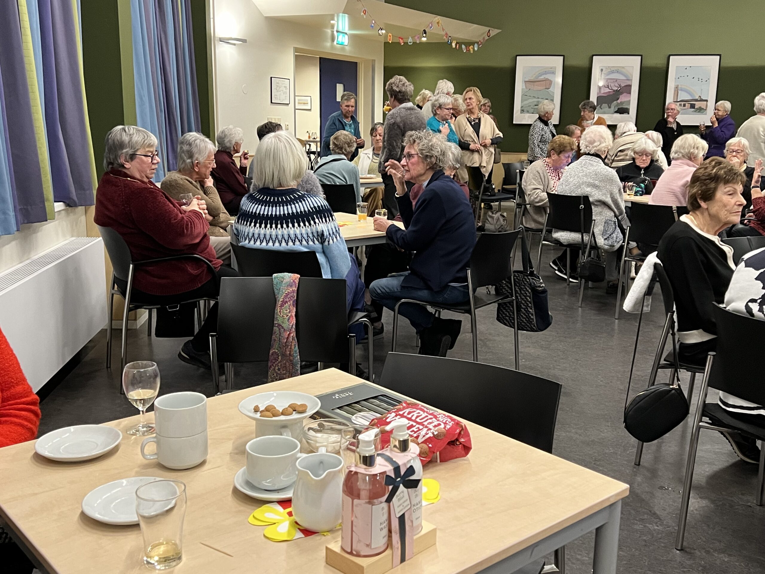 2025.12.03 We werden ontvangen met koffie en wat lekkers om daarna een tafeltje in de zaal te zoeken voor een Bingoavond door het bestuur georganiseerd. Hilariteit bij een volle rij of alles vol met keuze uit mooie prijzen. De avond werd afgesloten met een hapje en een drankje./JK