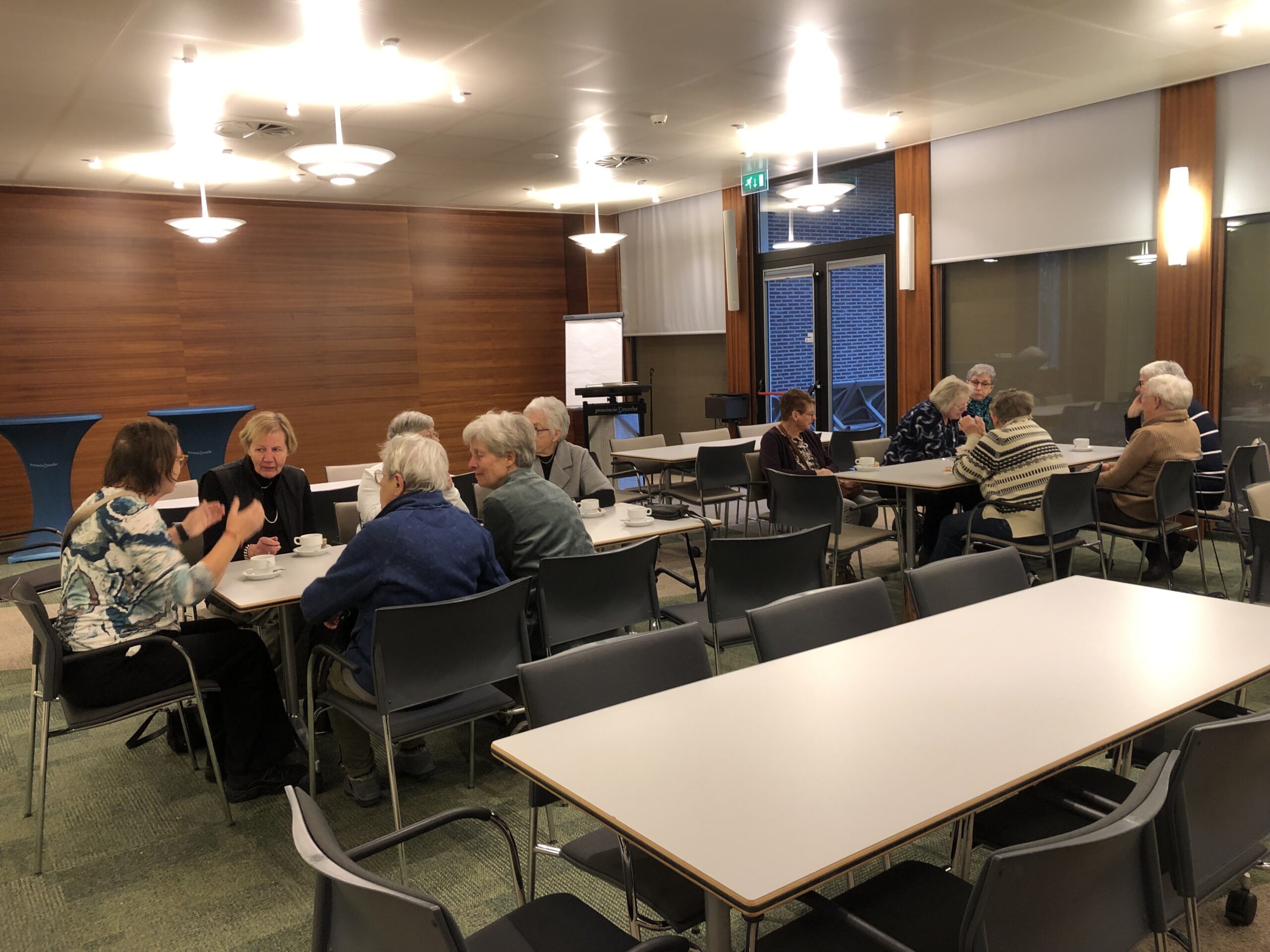 Bezoek aan het provinciehuis Assen op 17 december 2025   met 13 dames