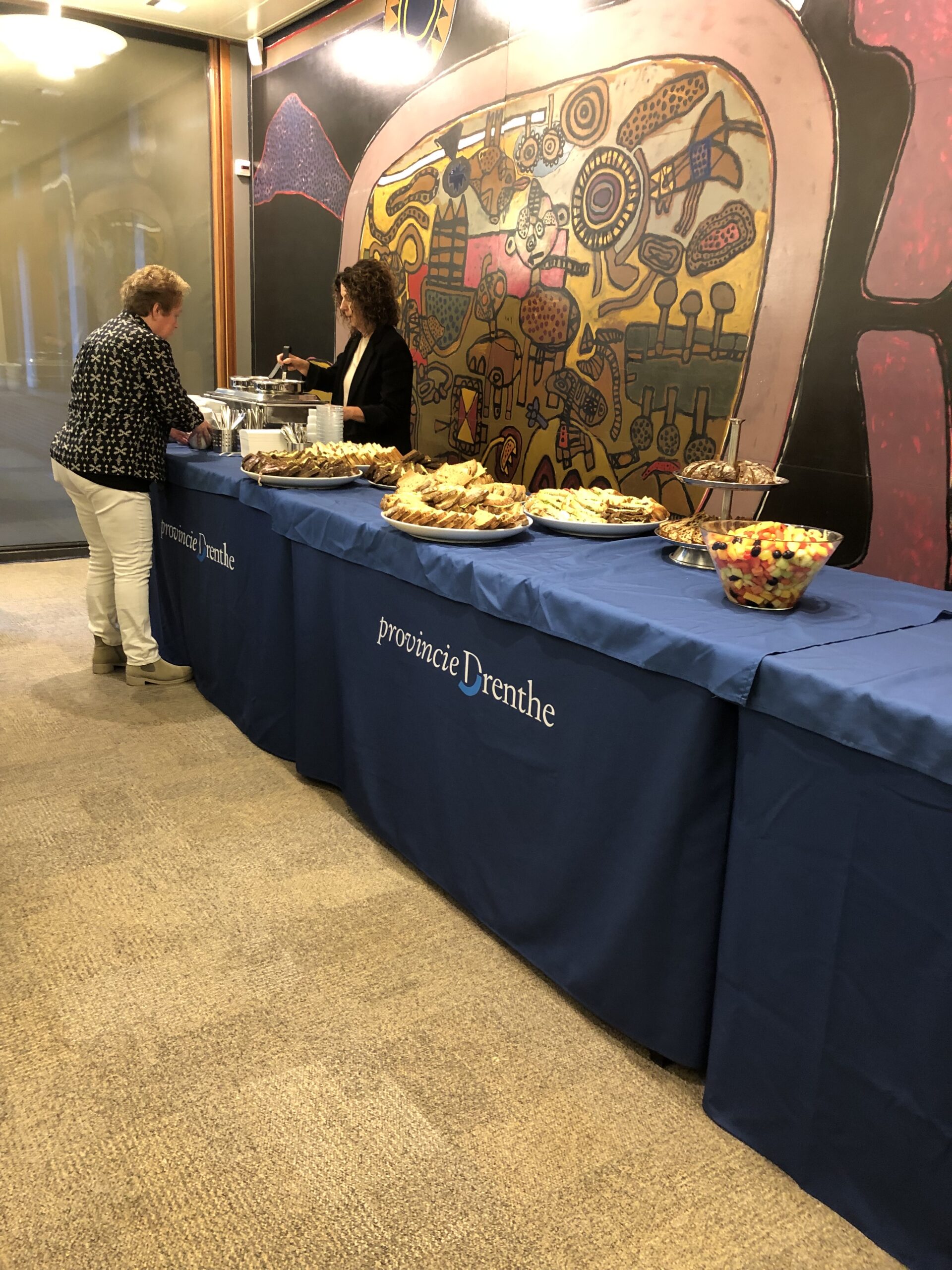 Bezoek aan provinciehuis in Assen op 17 december 2025 met 13 dames