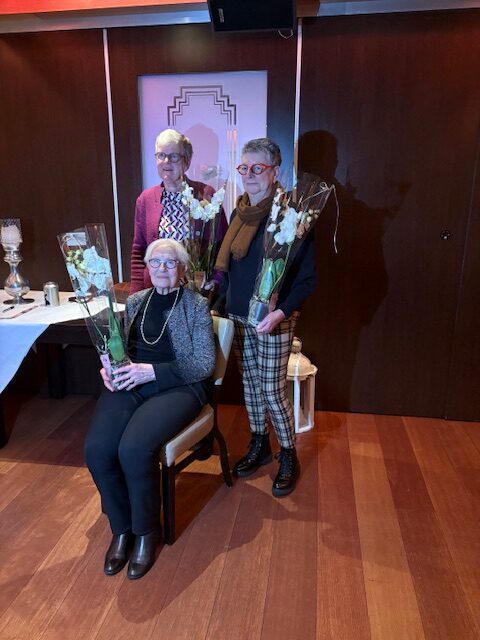 Jubilarissen 2026: Zittend Mientje Jalink – 60 jaar lid. En staand: rechts Lammie Post en links Jannie van Leeuwen beiden 40 jaar lid !