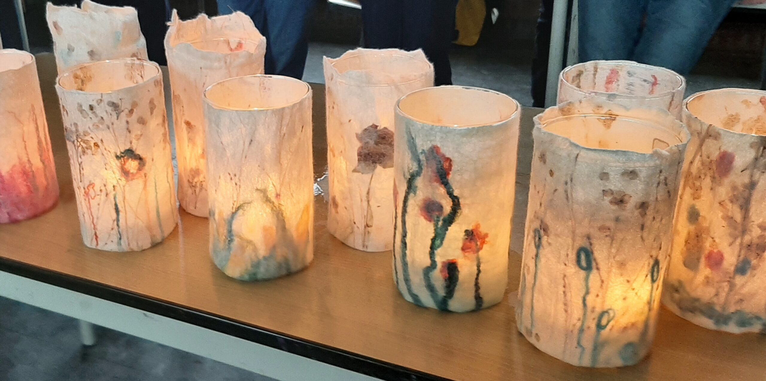 Workshop o.l.v. Wilma Rake , een winterlicht van wol d.m.v. omvilten  met daarin effecten van garen, droogbloem enz.