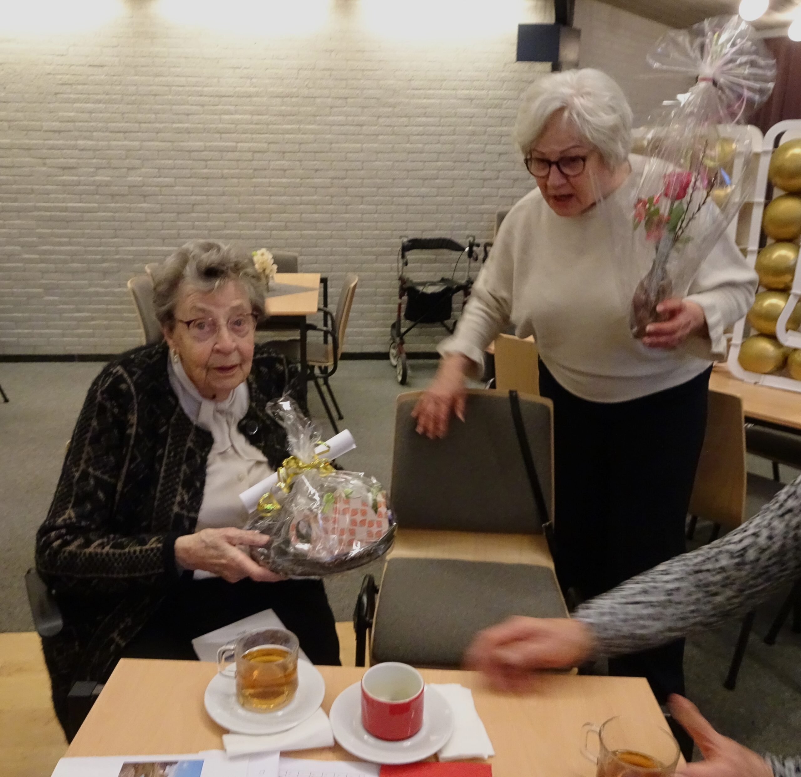 Alie Eggengoor 100jaar heeft getrakteerd op een drankje en een hapje