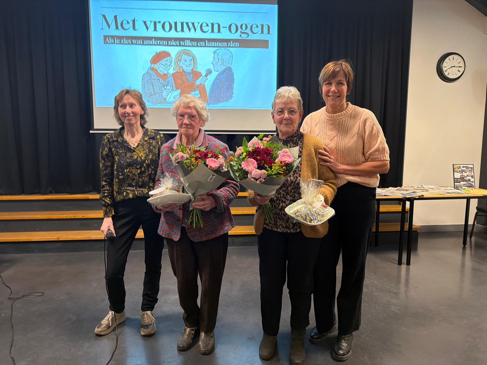 Huldiging jubilarissen tijdens de jaarvergadering. Jet Krikkink is 70 jaar lid en Dieka ter Stal is 50 jaar lid. Hulde!