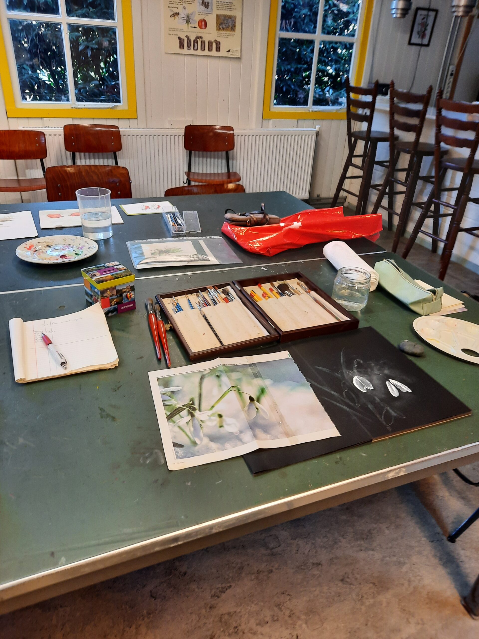 Een maandagmiddag in de Immenhof in Dieren, Mangenta schilderen. Wij schilderen in de wintermaanden september/april, met iedere maand een ander thema/jk