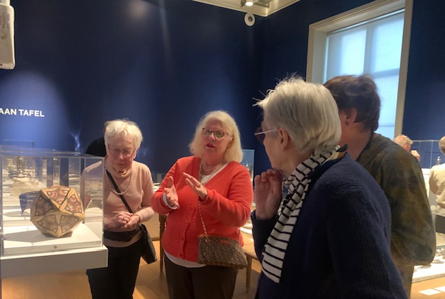 2026 februari – Tuinclub de ROZENBOTTELS brengt een bezoek aan het Stedelijk Museum in Zutphen. Gezellig koffie gedronken bij theehuis de Pelikaan. Na een prachtige tentoonstelling (mooie zilveren gebruiksvoorwerpen en een jurk van zilver, ontworpen door Mart Visser!) , op de terugweg bij bakker Bril in Voorst gestopt. De koffie met krentenbol  smaakte goed na het vermoeiende museumbezoek.
