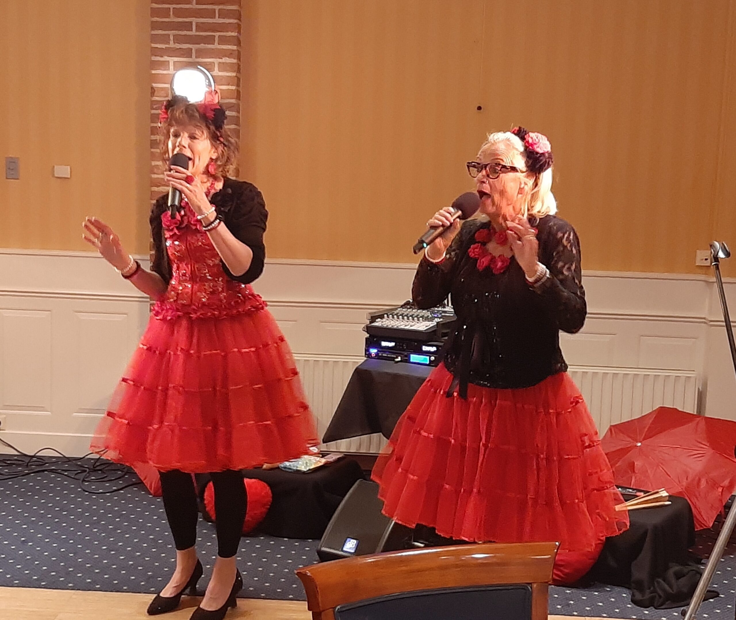 Jubileum , 90 jarig bestaan, Feestavond verzorgd door 2 buurvrouwen Neighbour Sisters
