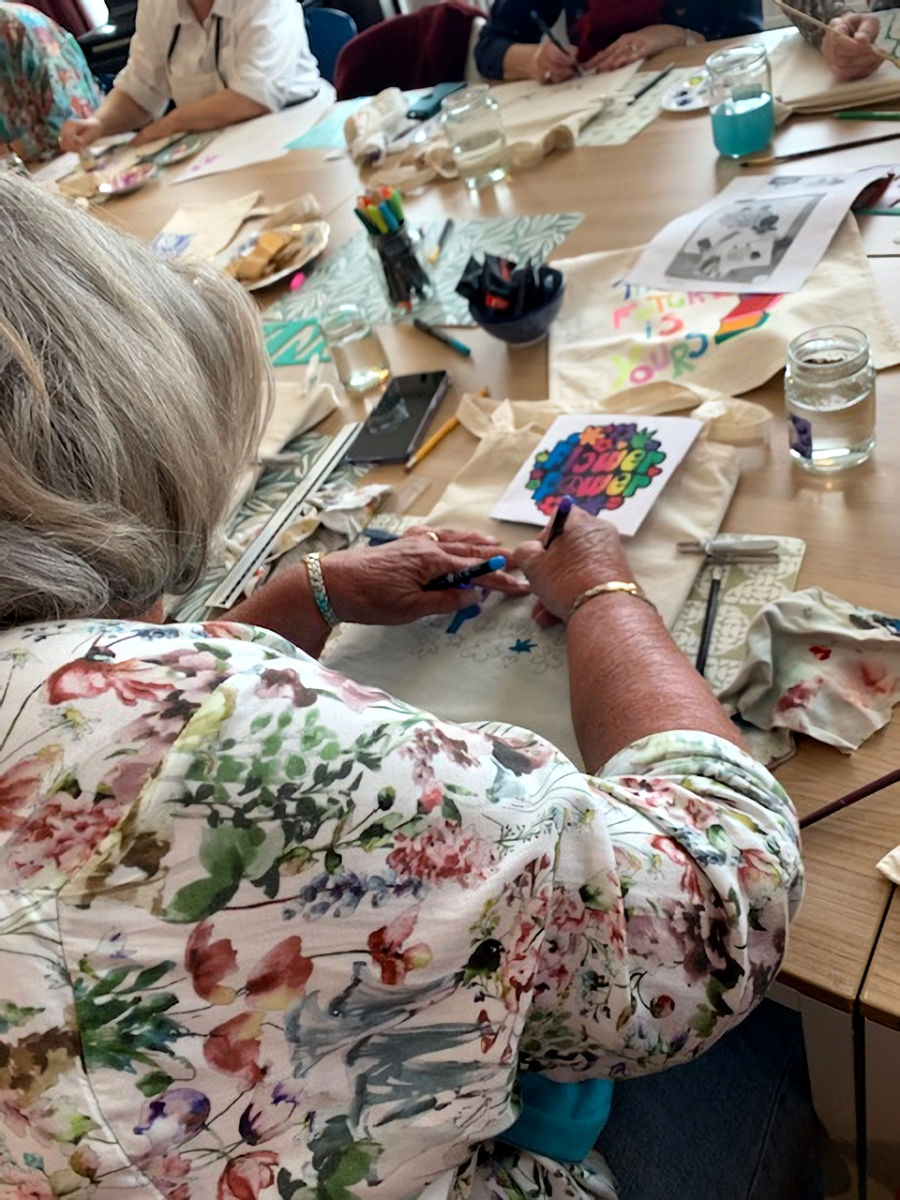 Creatief Café, katoenen tas versieren.