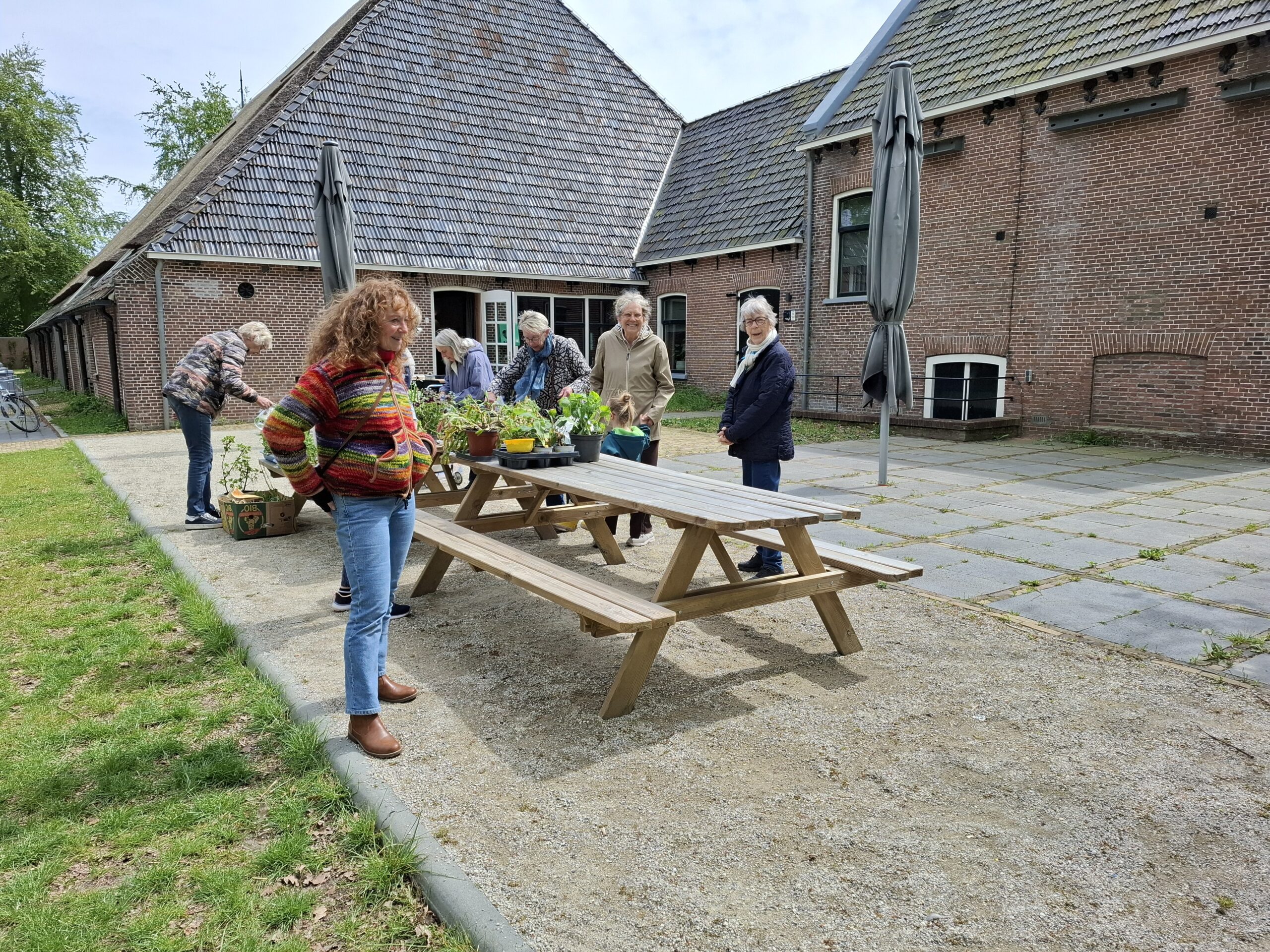 Stekjesmarkt 06 mei 2026, wederom geslaagd, gezellig op terras thee- of koffie gedronken.