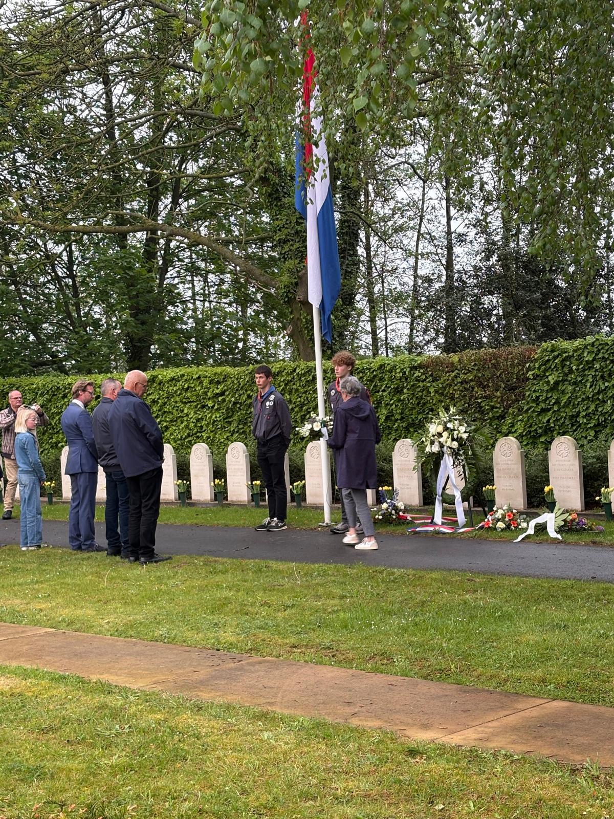 Kranslegging door Vrouwen van Nu