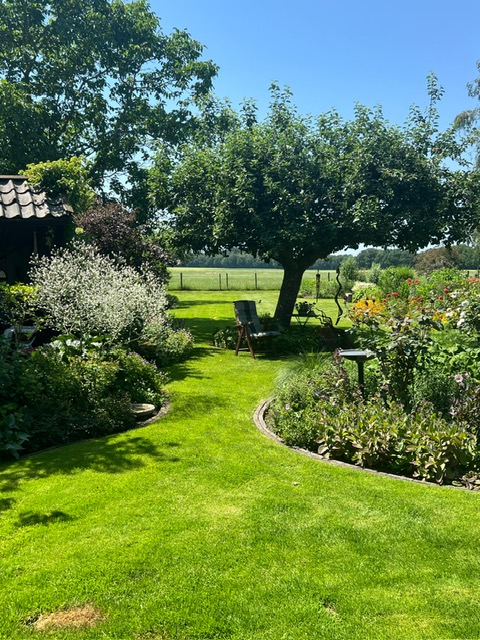 2026-06-19 Tuinclub bezoekt tuin in Neede