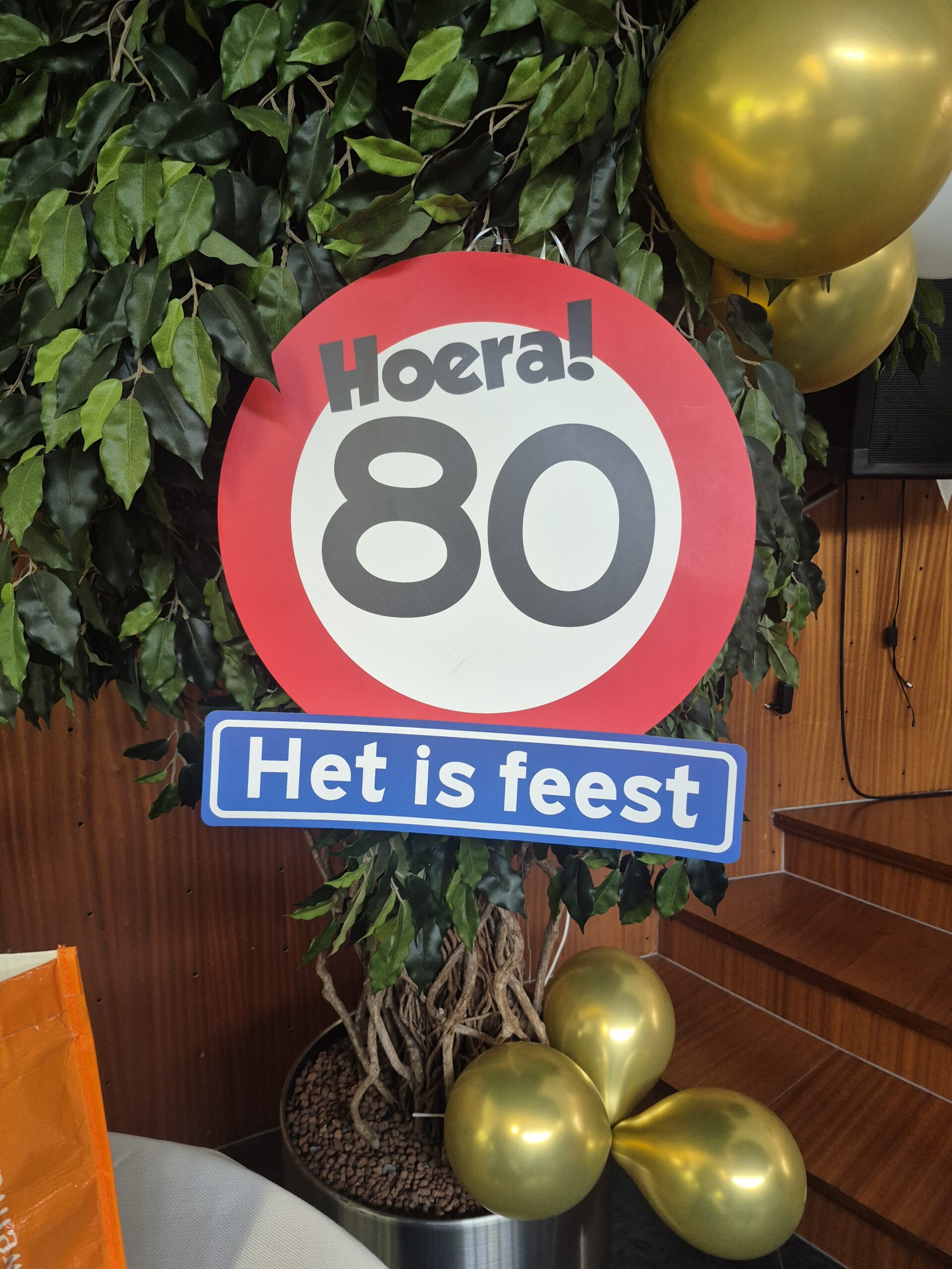 80 jaar feest de zaal word versierd het feest kan beginnen mei 2026