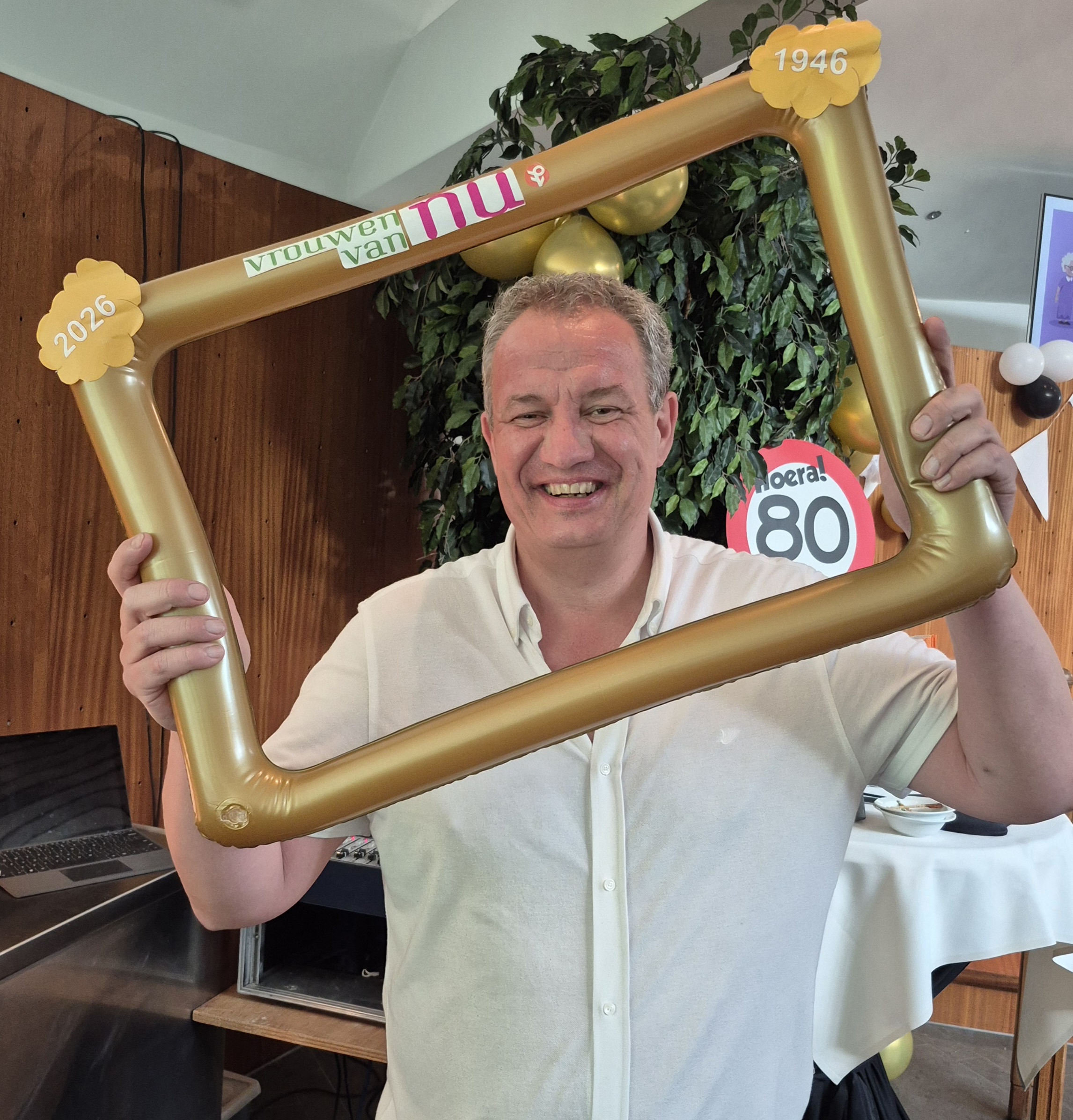 80 jaar feest  leden maken foto’s in feestlijst Mei 2026