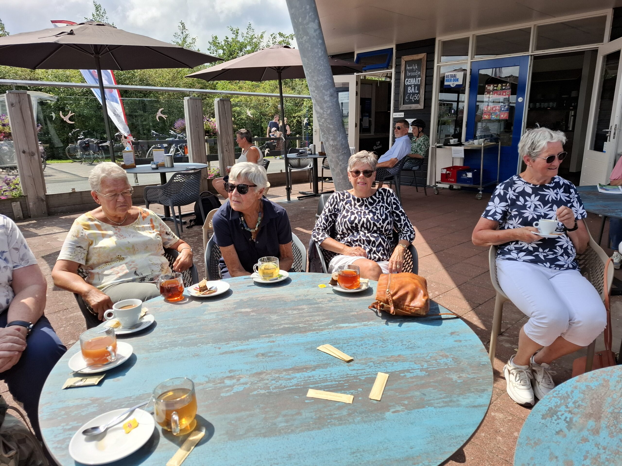 Teut- en leut middag op het terras bij het Pontje Suwâld 17-07-2026, 16 leden hadden een gezellige middag.