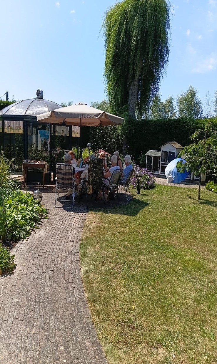 Tuinendag in Waddinxveen op dinsdag 14 juli 2026. We kunnen terugkijken op een geslaagde dag. Ongeveer 20 leden genoten van de prachtige tuin van Martine van Gorkum aan de Onderweg. Bedankt Martine voor de gastvrijheid!