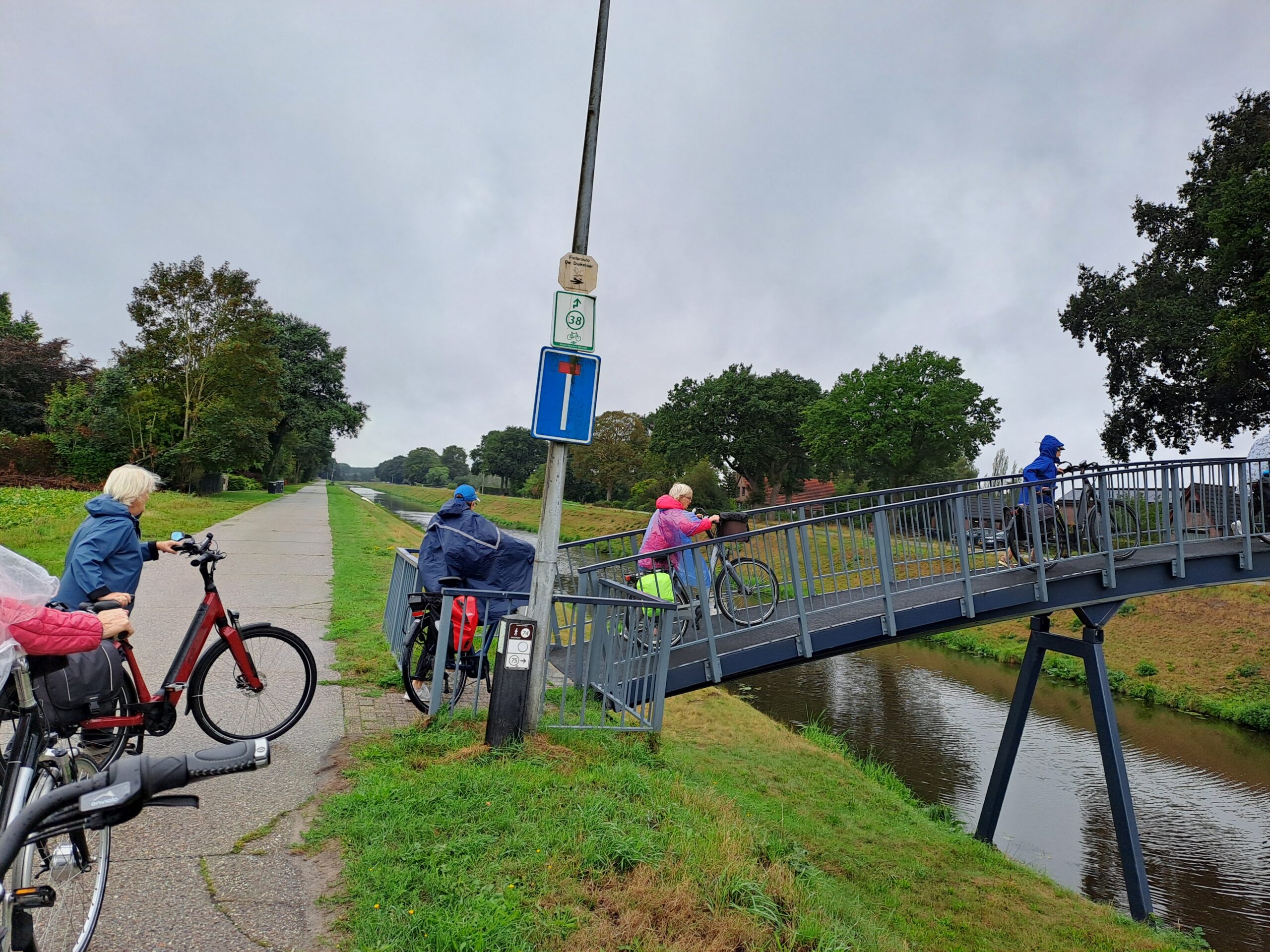 De foto’s van de fietstocht van 3 september zijn geplaatst onder het kopje  FOTOALBUMS